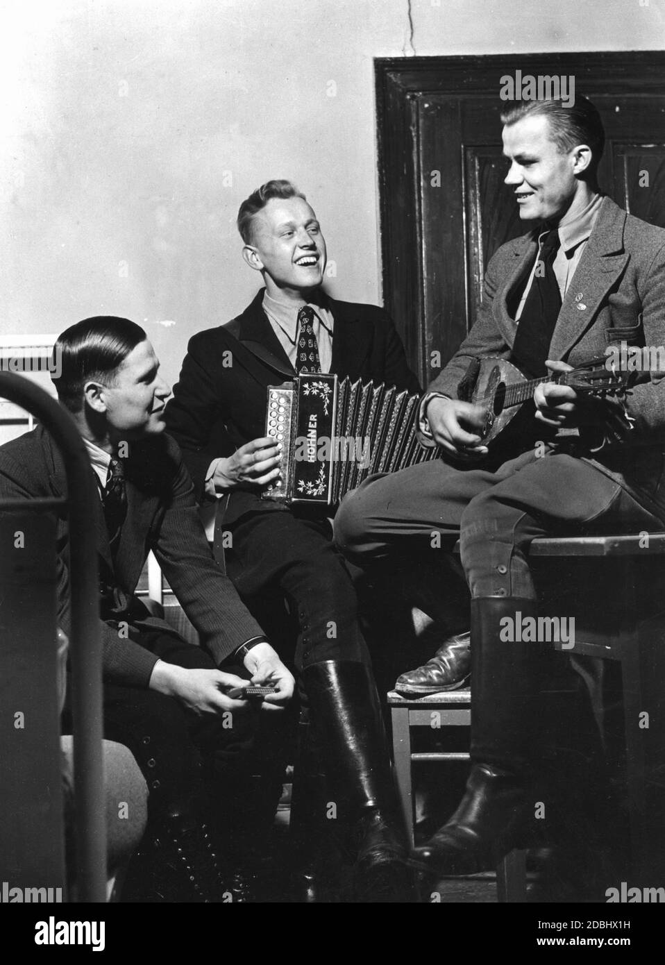 Gli studenti della Ruprecht Karl University di Heidelberg fanno musica nel dormitorio. Al centro c'è uno studente con una fisarmonica realizzata da Hohner. Foto Stock