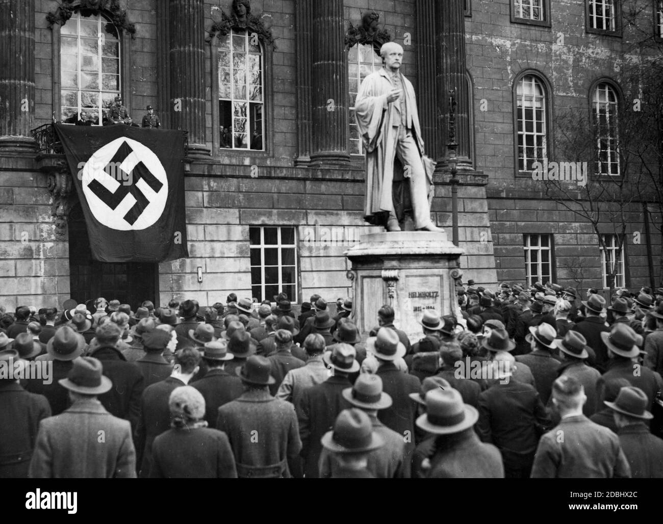 Andreas Feickert del DST dà un discorso dal balcone della Friedrich Wilhelms University di Berlino in occasione dell'appello finale agli studenti e allo stesso tempo apre la collezione Saar del DST. Tra gli studenti è il monumento di Hermann von Helmholtz. Foto Stock