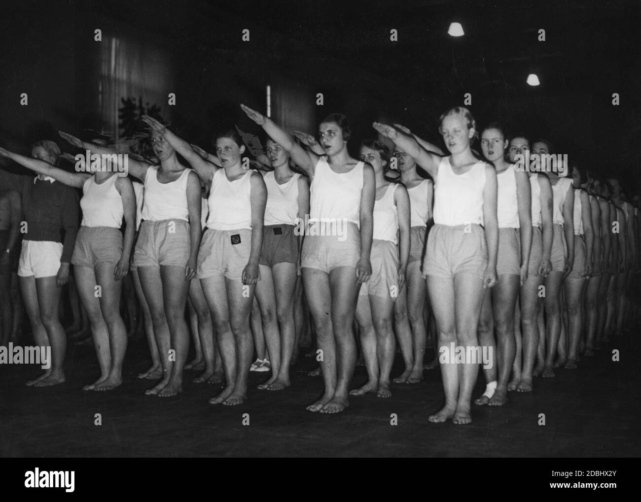 "Nelle palestre dell'Hochschulinstitut fuer Leibesuebungen (College of Physical Education) il corpo studentesco di Berlino celebra il ''Tag der Leibesuebungen'' (giornata fisica degli esercizi) il 13 febbraio. Qui, un gruppo di studentesse esegue il saluto nazista. Foto non datata.' Foto Stock