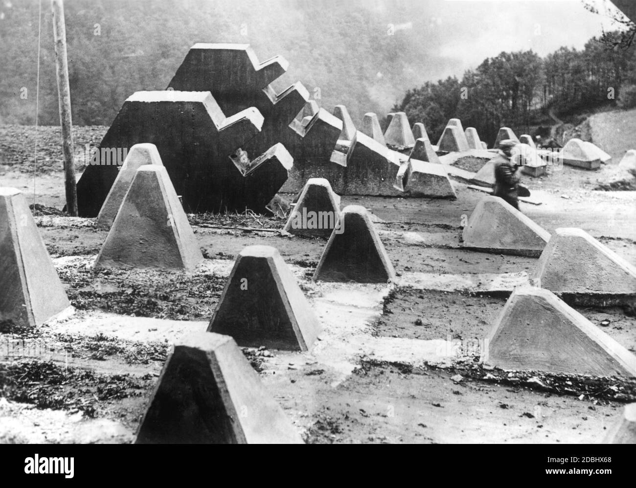 "Le grandi barriere a gobbo sono utilizzate come difesa contro i carri armati della Siegfried Line ("'Westwall")." Foto Stock