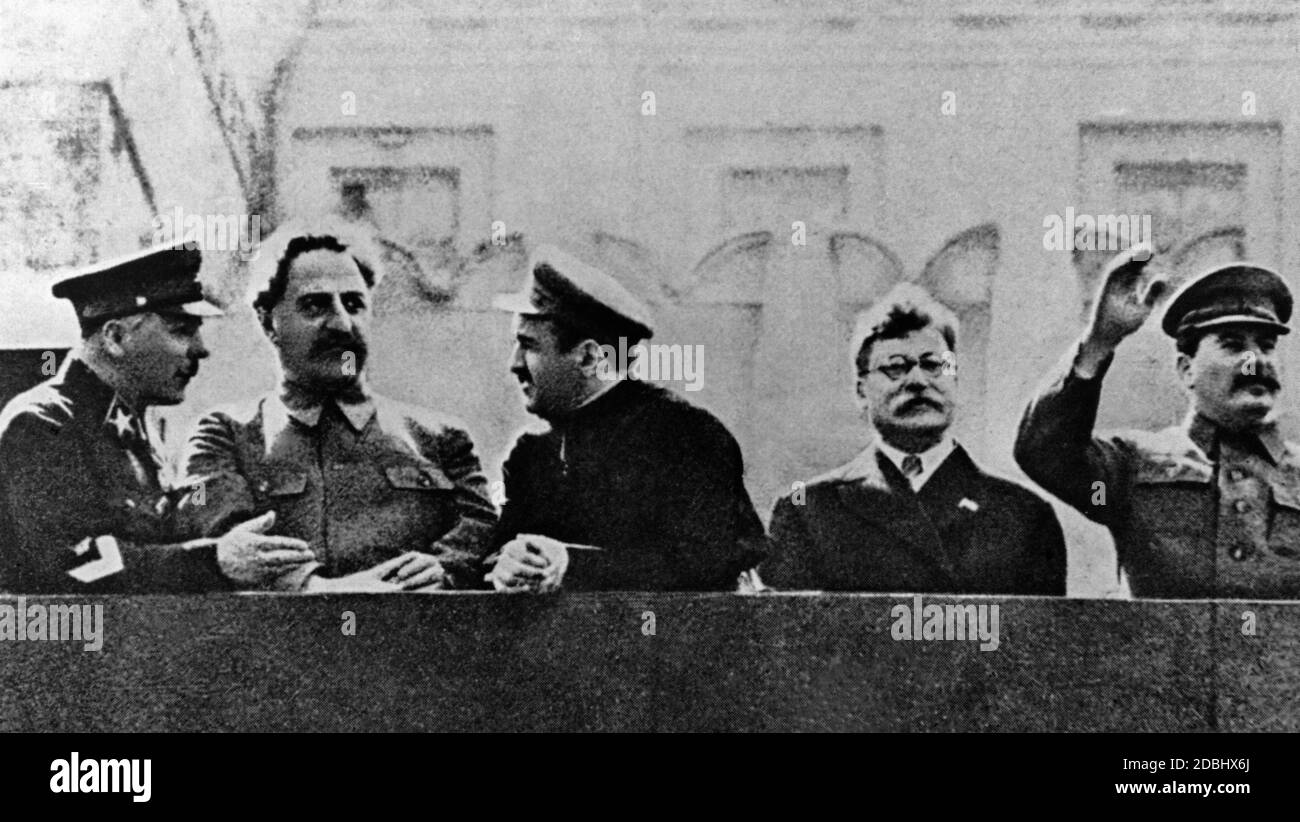 Da sinistra: Voroshilov, Kaganovich, Mikoyan, Kalinin, Stalin. Foto Stock