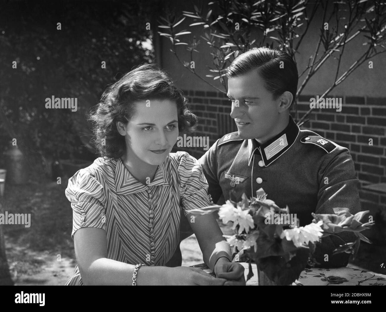 "Scena cinematografica del film di propaganda NS "Das Gewehr ueber" ("Shoulder Arms") con Hilde Schneider e Rolf Moebius." Foto Stock