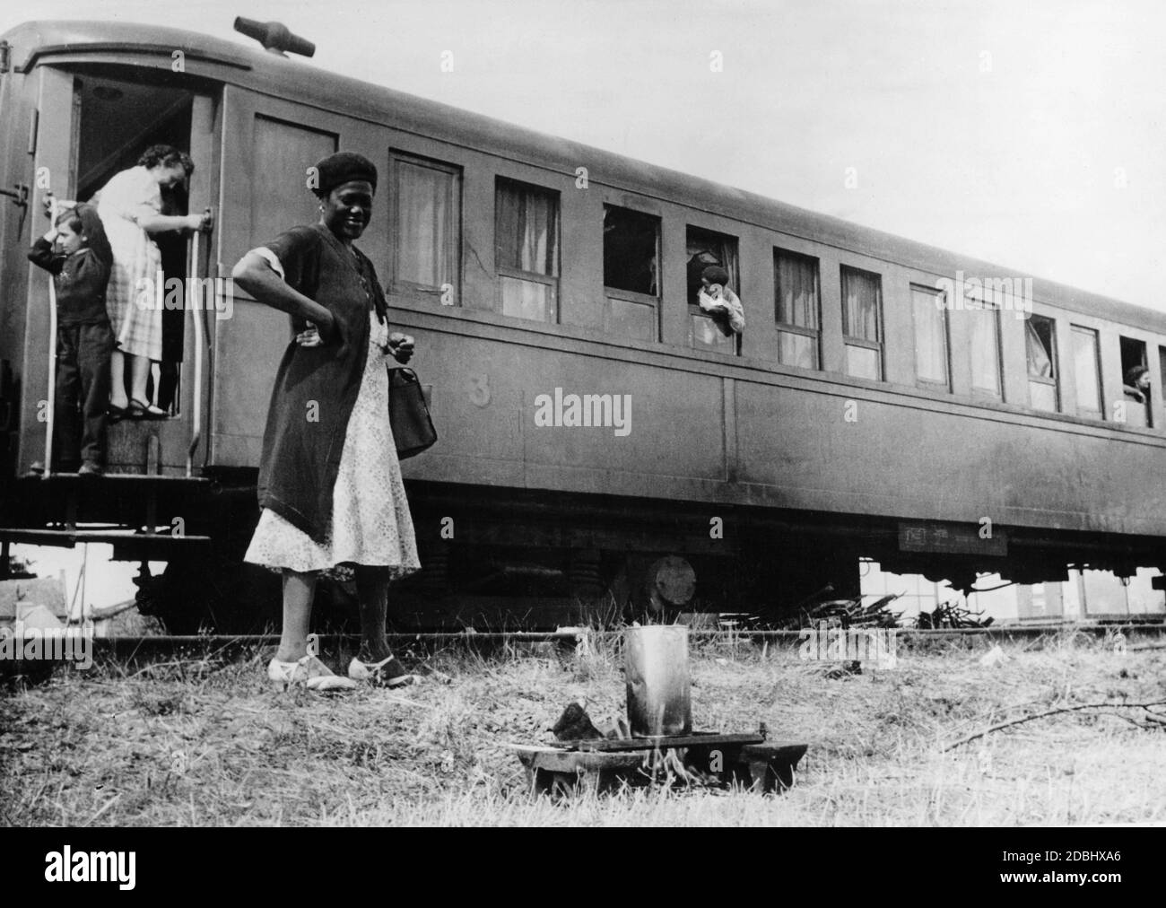 Mentre i tedeschi marciano verso l'Ile Bouchard (Francia occidentale), un treno proveniente da Parigi si trova senza una locomotiva con 12,000 rifugiati che erano stati in movimento per settimane. Foto Stock