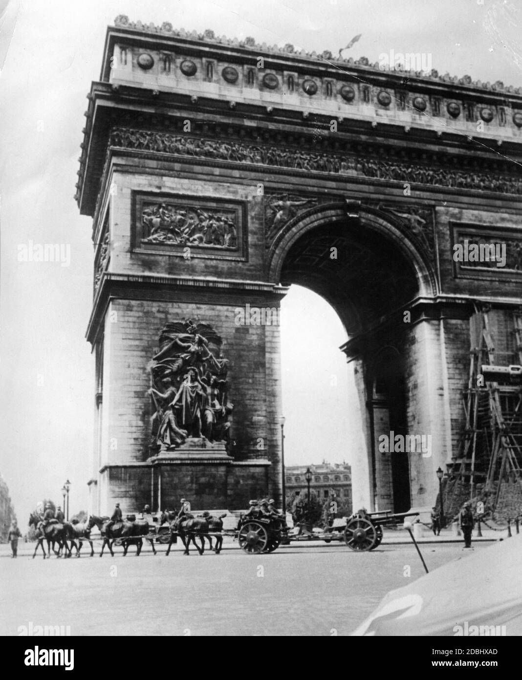 In occasione della capitolazione francese, le truppe tedesche marciano per Parigi. Qui una marcia passato all'Arco di Trionfo. Foto Stock
