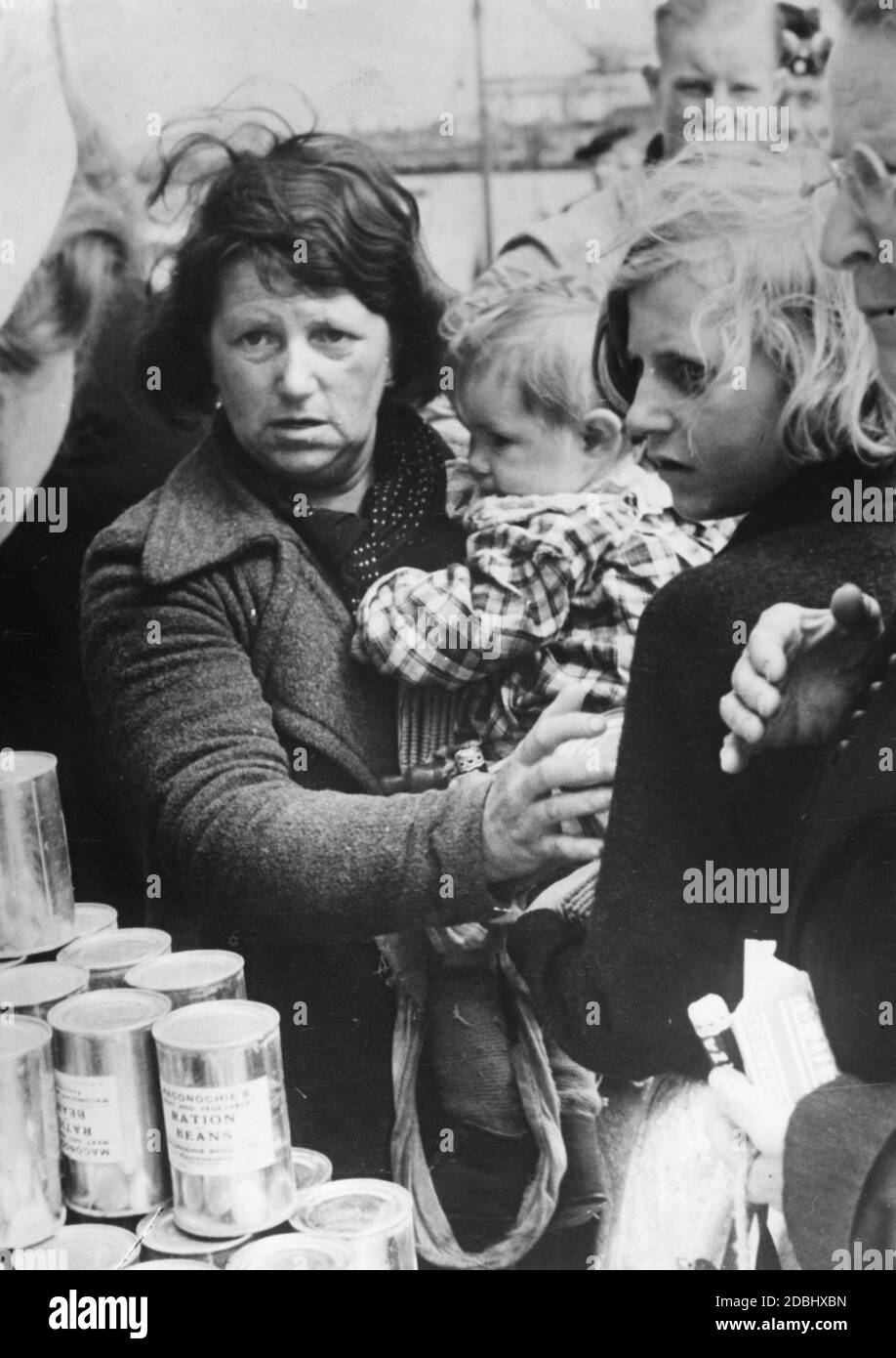 Nella città francese di le Havre, i rifugiati vengono riforniti di cibo catturato dall'Organizzazione Nazionale Socialista del benessere popolare. Qui una madre con il suo bambino. Foto Stock