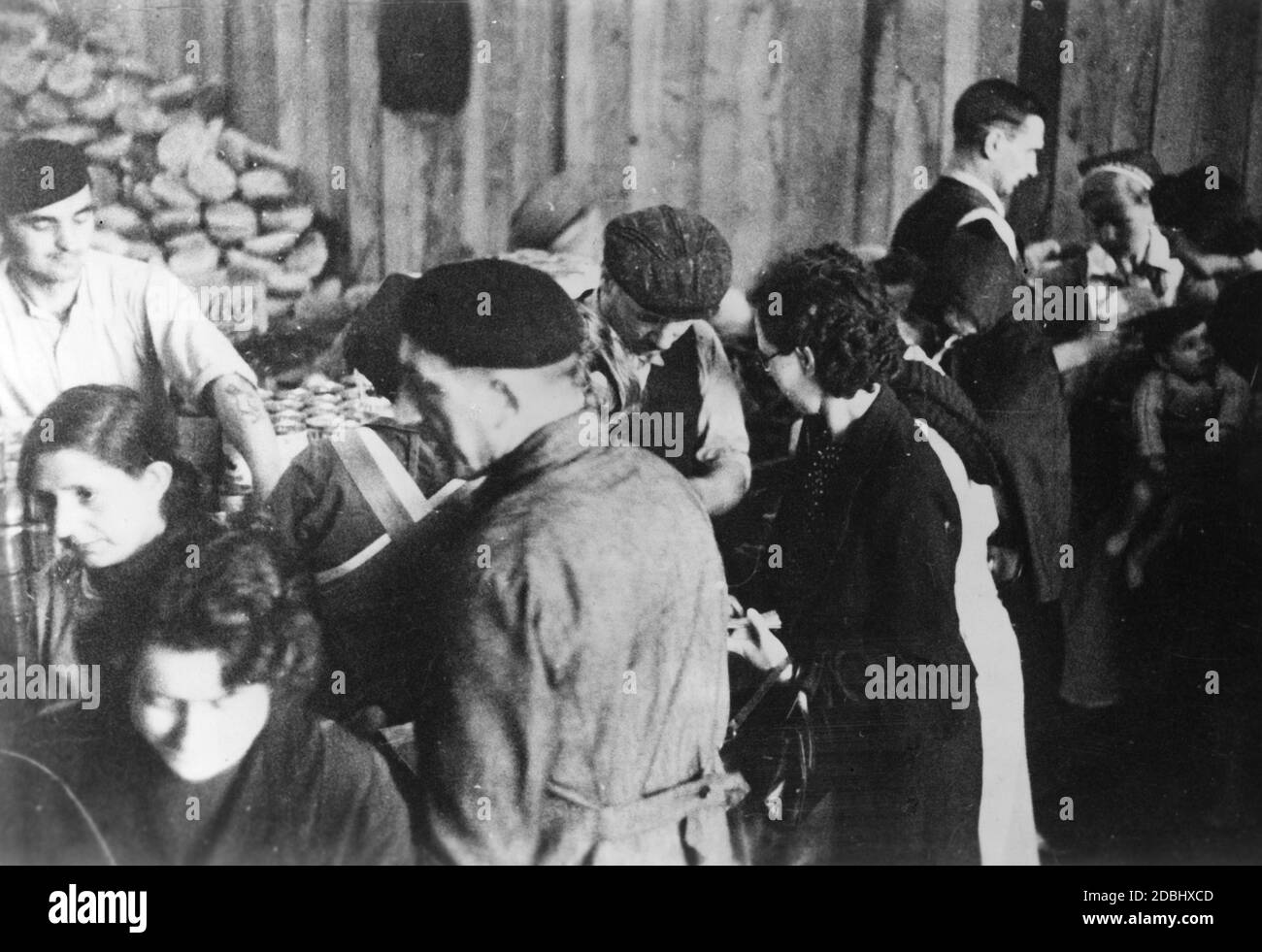 Il dispiegamento dell' Organizzazione popolare nazionalsocialista per il benessere. Il cibo catturato dai tedeschi viene distribuito ai rifugiati francesi. Qui la gente si levano in piedi in linea per ottenere un certo alimento. Foto Stock