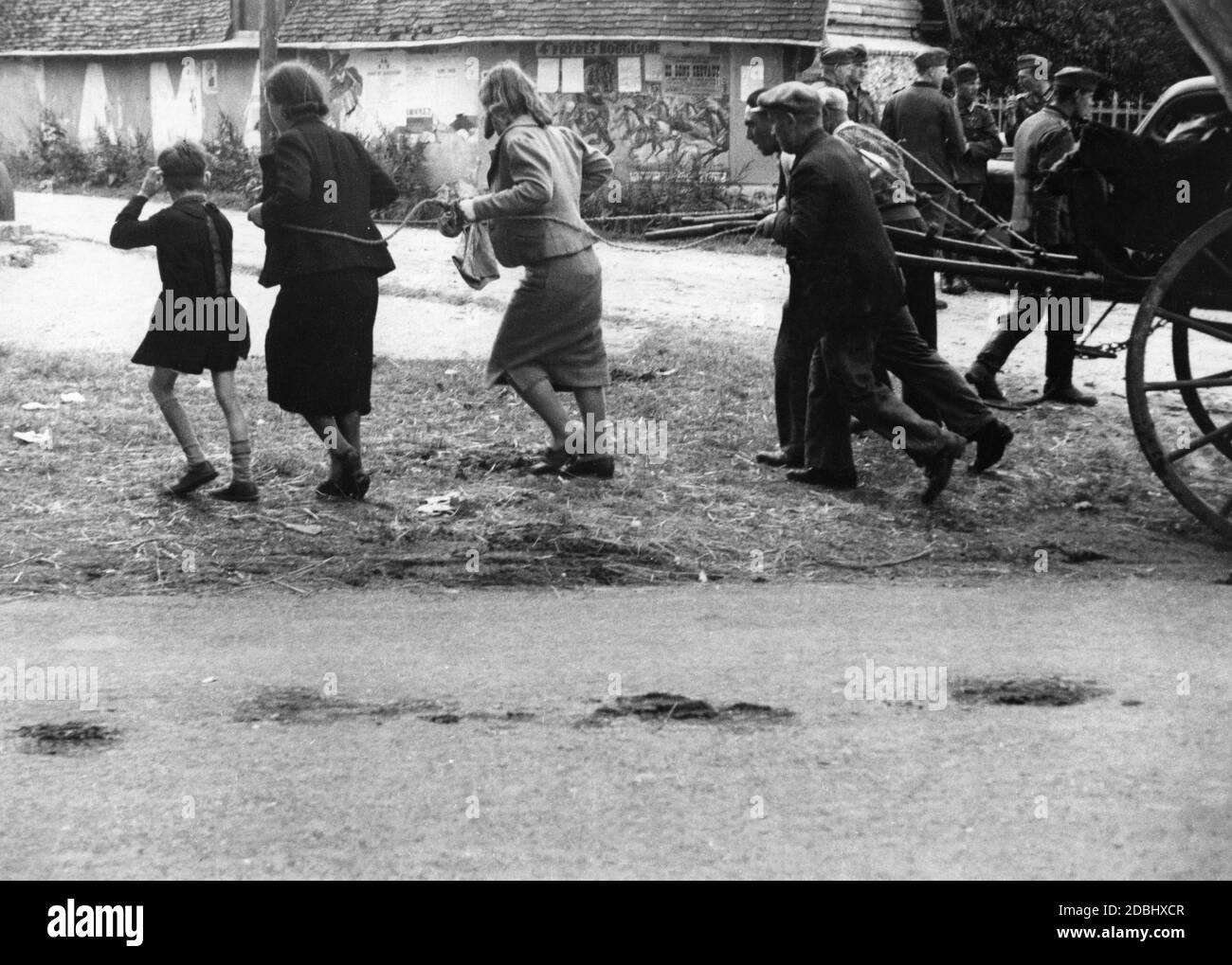 Poco prima della firma dell'armistizio franco-tedesco, i rifugiati francesi tornano nelle loro città d'origine con i loro possedimenti. Nella foto: Donne e uomini che tirano un carro per la strada. Foto Stock