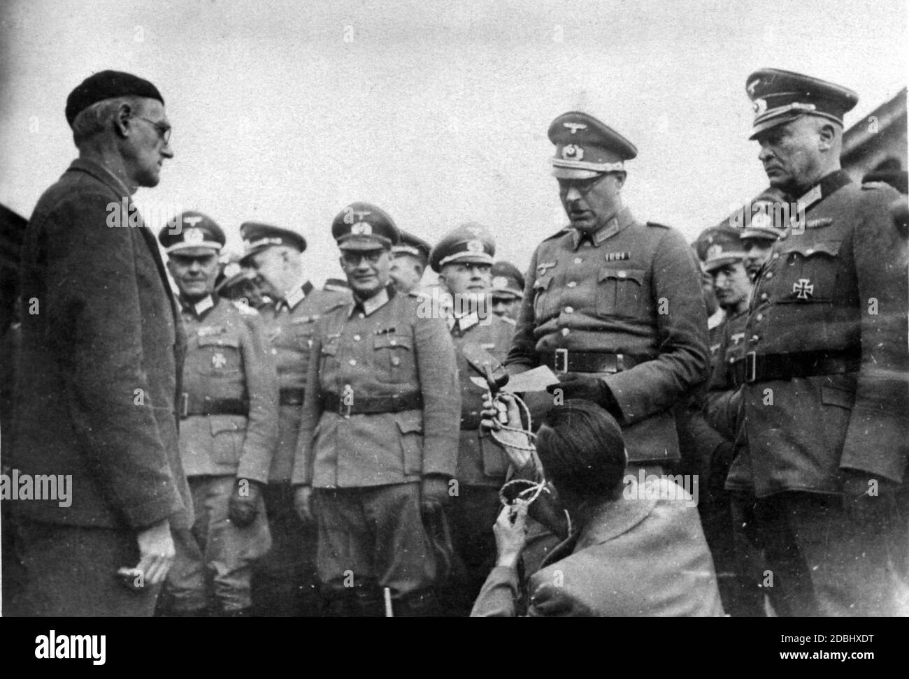 Un operaio francese (il 150.000) è saluta per cerimonie da un ufficiale tedesco (Dr Haffa, il consulente dell'amministrazione di guerra). Foto Stock