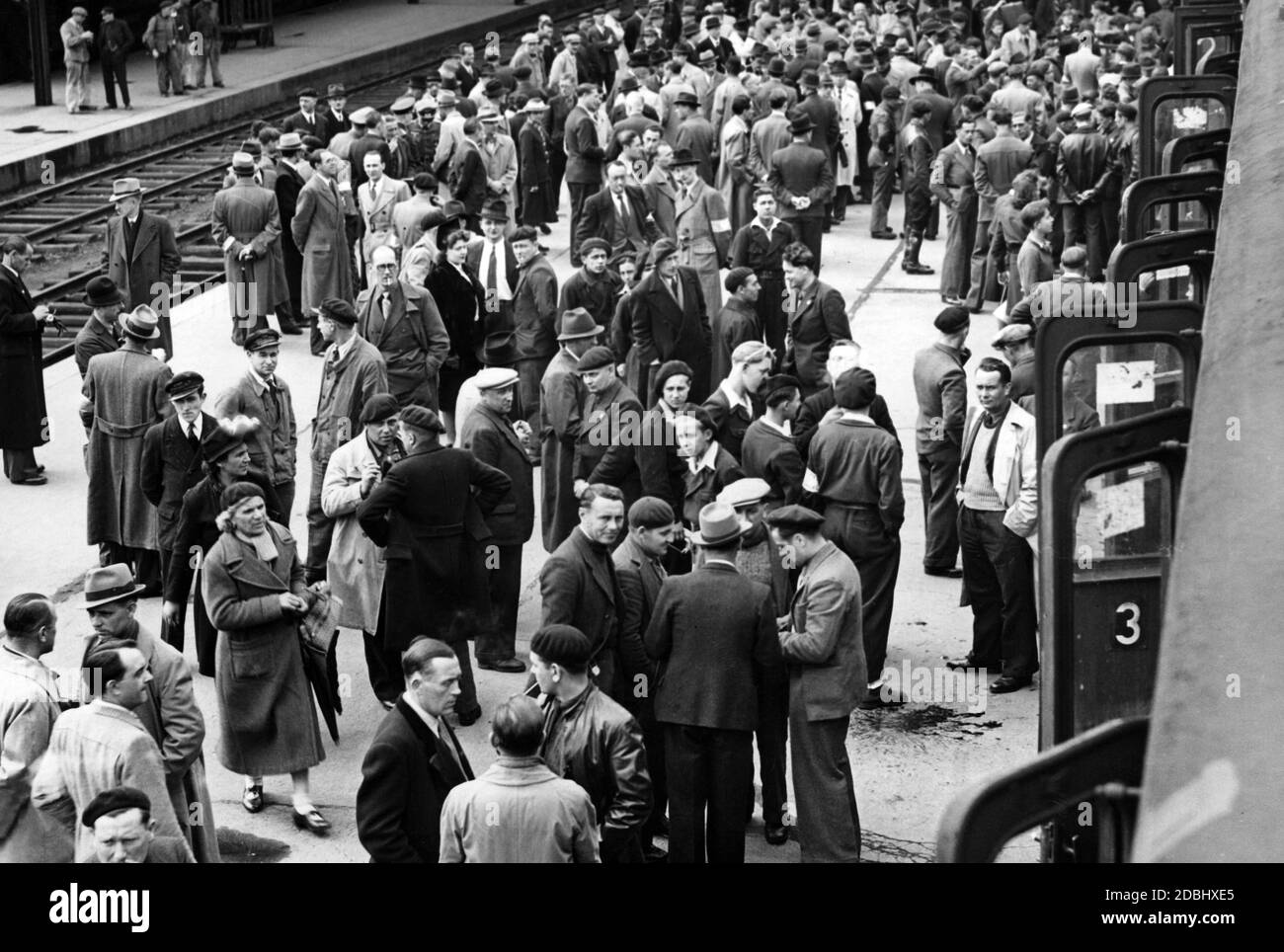 "Ex prigionieri di guerra francesi tornano al Reich tedesco come lavoratori. Nella foto, molte persone sono in piedi su una piattaforma poco prima della partenza del treno. Durante il regime di Vichy, il "servizio du travail obligatoire" (servizio di lavoro obbligatorio) ha organizzato l'assunzione di lavoratori qualificati francesi per lavorare nell'economia bellica tedesca. Foto Stock