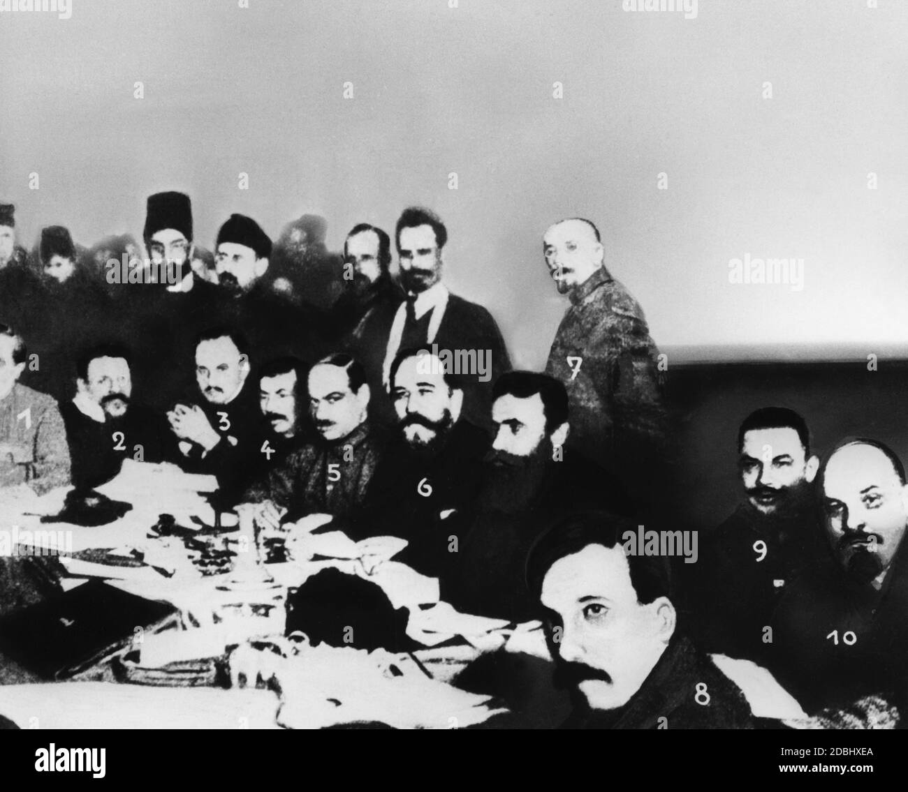 Da sinistra: 1. Vyshinsky, 2. Kalinin, 3. Bukharin, 4. Stalin, 5. Yagoda, 6. Kamenev, 7. Krestinsky, 8. Rykov, 9. Voroshilov, 10. Lenin. Dopo la vittoria di Stalin su Bukharin e Zinoviev dopo la morte di Lenin, Bukharin, Yagoda, Kamenev, Krestinsky e Rykov caddero vittima del dispotismo durante il terrore stalinista. Foto Stock