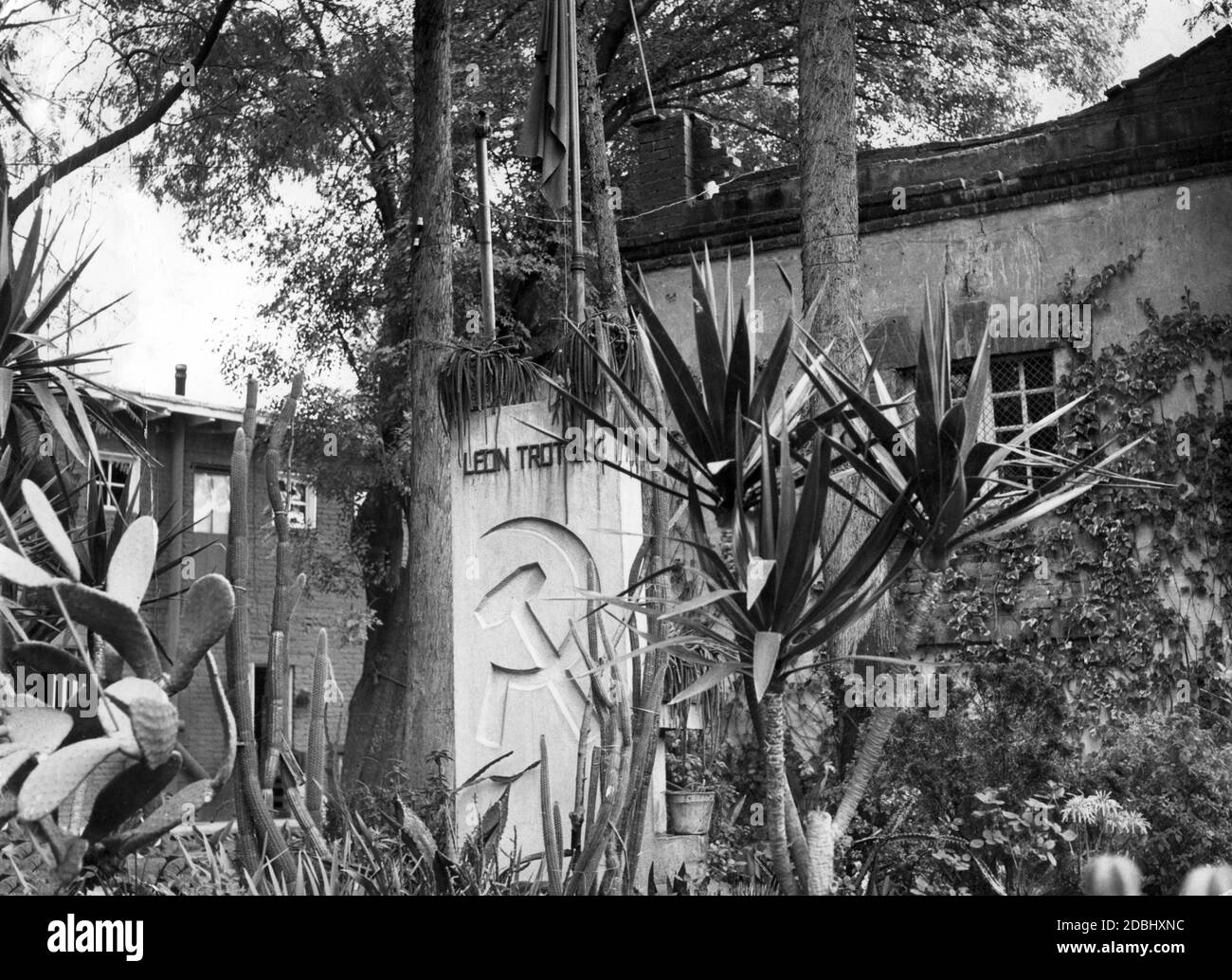 Di fronte alla casa dove Trotsky fu assassinato a Città del Messico, i seguaci eressero una targa sopra la sua tomba (foto non datata) Foto Stock