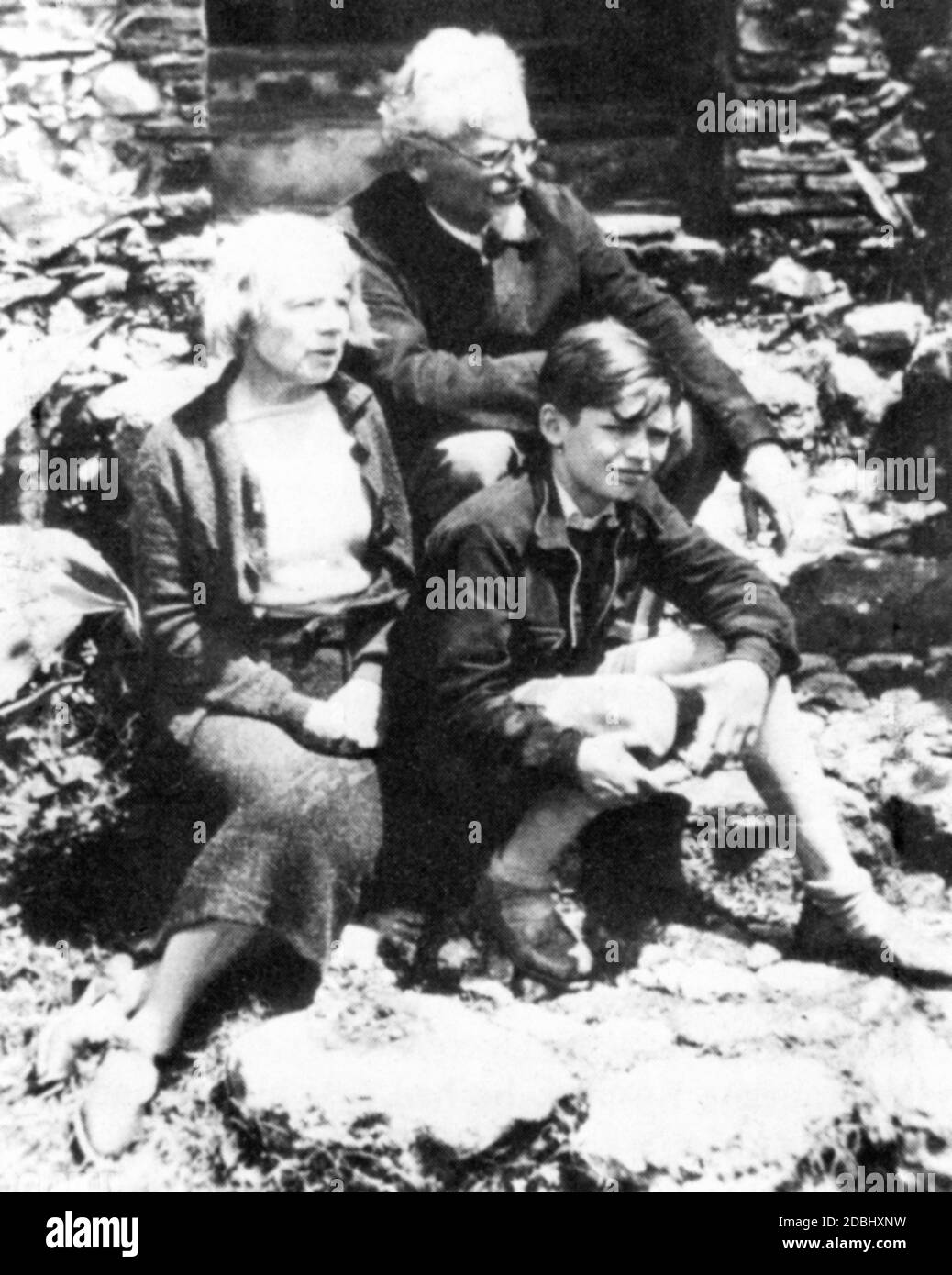 Una delle ultime immagini di Trotsky nel 1940 prima del suo assassinio in Messico. Viene mostrato con sua moglie Natalia e il loro nipote comune Lewa. Foto Stock