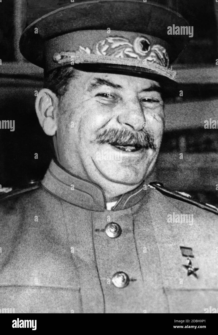 Ioseb Besarionis dz? Djugashvili, nome adottato Stalin, dittatore dell'Unione Sovietica dal 1927 al 1954. Le foto di Stalin destinate alla pubblicazione sono state accuratamente selezionate e sono state destinate a sostenere il culto della personalità intorno a lui. La fotografia è stata scattata nel 1943 alla fine della Conferenza di Teheran. Foto Stock