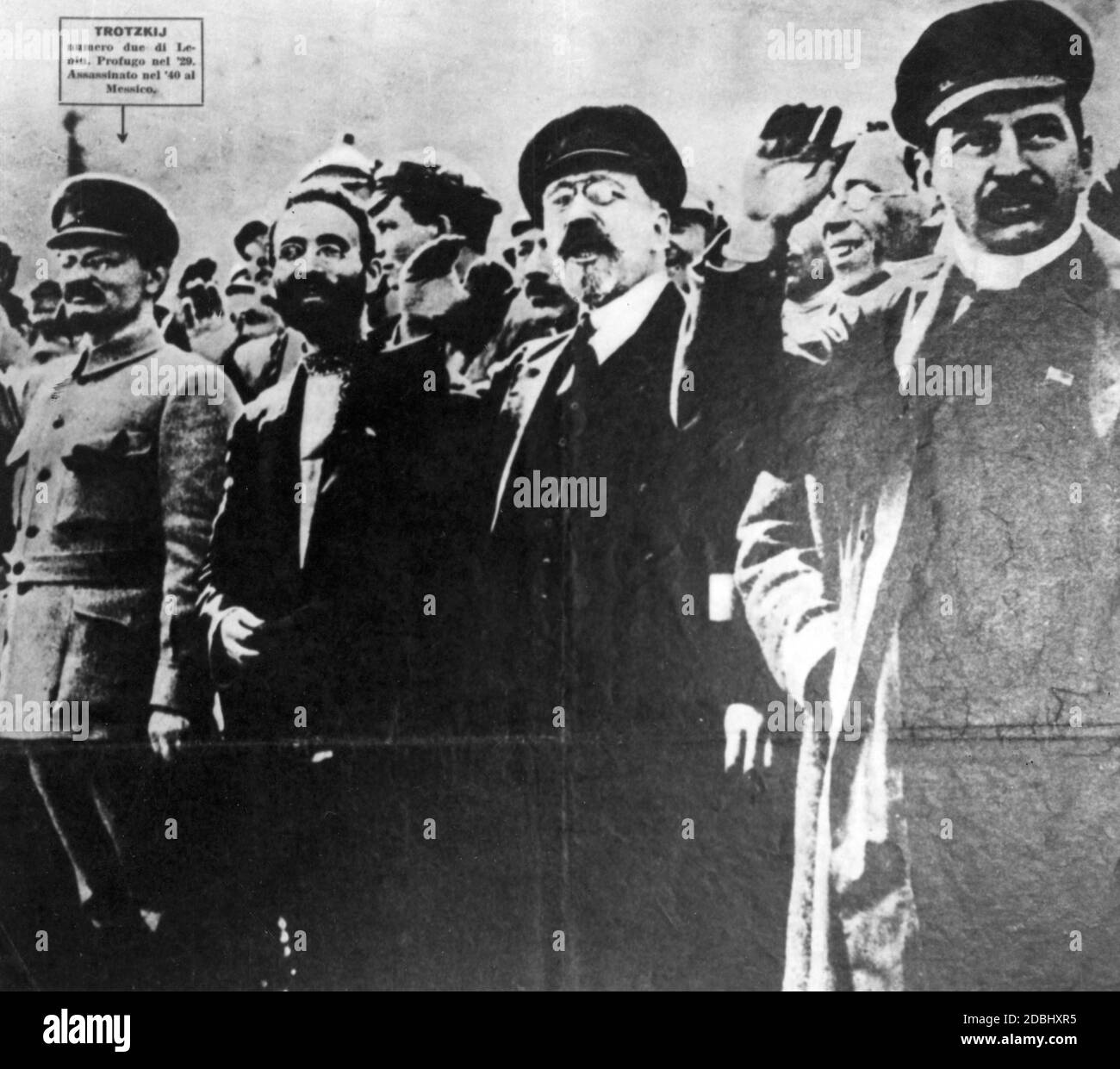 Trotsky e Stalin durante la Rivoluzione Russa. A sinistra di Stalin con un cappuccio, è il marxista e rivoluzionario Anatoly Lunacharsky. Foto Stock