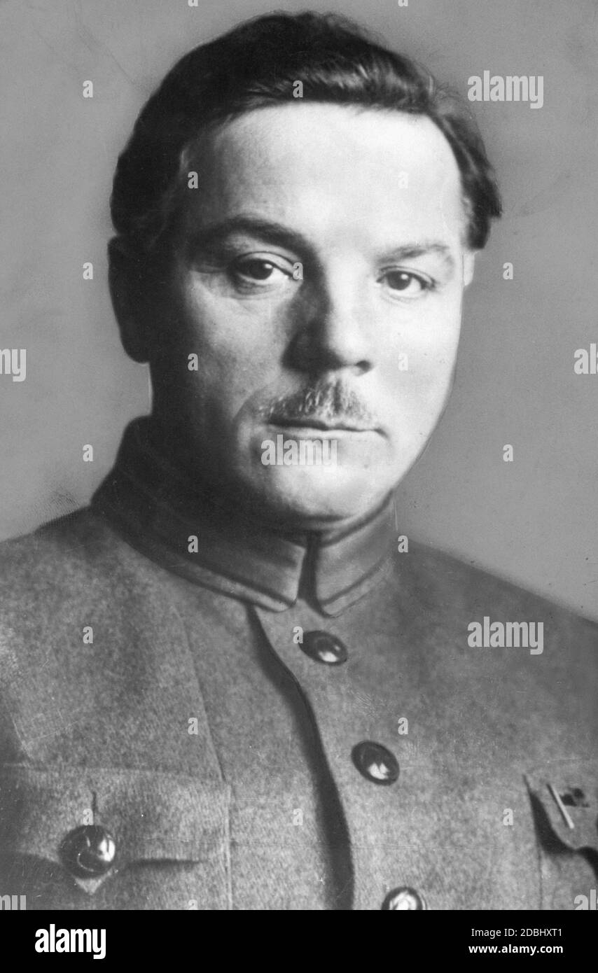 Kliment Voroshilov, uno dei pochi confidenti di Stalin, che lo accompagnò fin dalla guerra civile e sopravvisse alle sue purghe e al dittatore stesso. Voroshilov ha ricoperto vari alti uffici nell'Unione Sovietica. Tra le altre cose, fu Commissario popolare per la Difesa e Presidente del Presidio del Soviet Supremo, e quindi capo di Stato del paese. Foto Stock