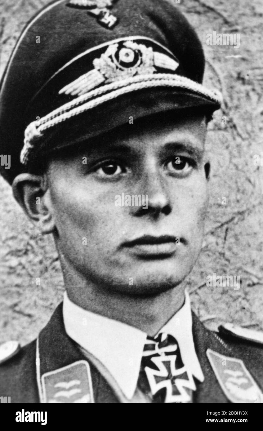 Oberleutnant Dietrich Puttfarken, I./Kampfgeschwader 51, con la Croce del Cavaliere, 1942. La data è la data di assegnazione. Foto Stock