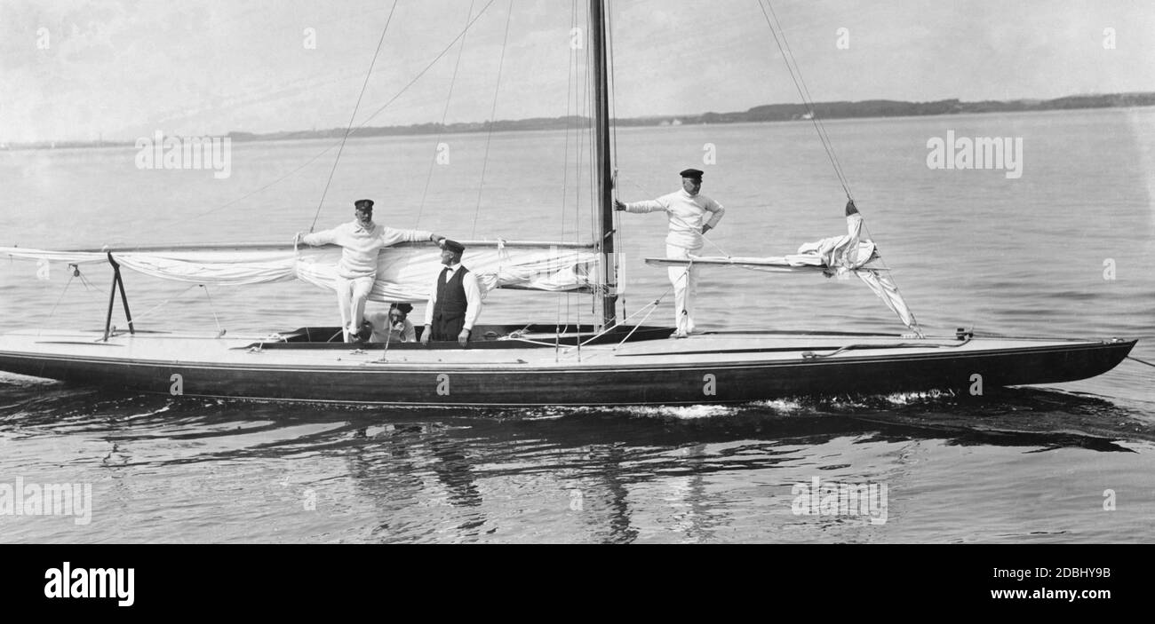 "Il principe Enrico di Prussia (a sinistra) era presente al Kieler Woche alla fine di giugno 1912. Qui può essere visto sullo yacht Sonderklasse ''Tilly XV'', che apparteneva all'armatore Richard Carl Krogmann. Al Kieler Woche (Kiel Week) la nave ha vinto nella sua Sonderklasse." Foto Stock