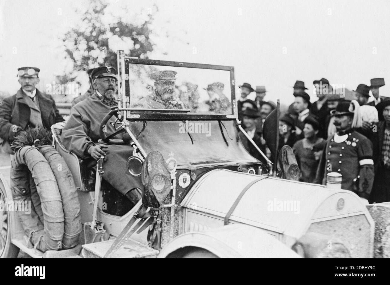 Il principe Enrico di Prussia (2° da sinistra) prese parte al Prinz-Heinrich-Fahrt nel 1909, di cui fu il fondatore. Qui, al volante della sua auto che arriva a Budapest il 12 giugno 1909. Il logo del Kaiserlicher Automobil-Club (KAC) si trova a sinistra sotto il parabrezza. Il KAC era l'organizzatore del Prinz-Heinrich-Fahrt. Foto Stock