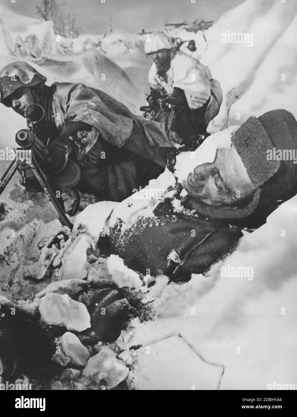 Soldati con una mitragliatrice MG 34 dietro un soldato caduto dell'Esercito Rosso in una trincea nella zona di Stalingrado. Foto Stock