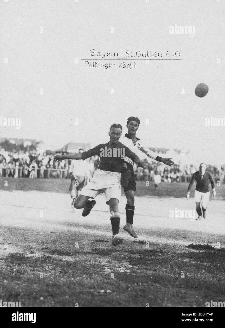 Alla partita di calcio internazionale, la Baviera gioca contro San Gallo. Il giocatore Poettinger decapita un header. I giocatori bavaresi vincono con 4 a 0. Foto Stock