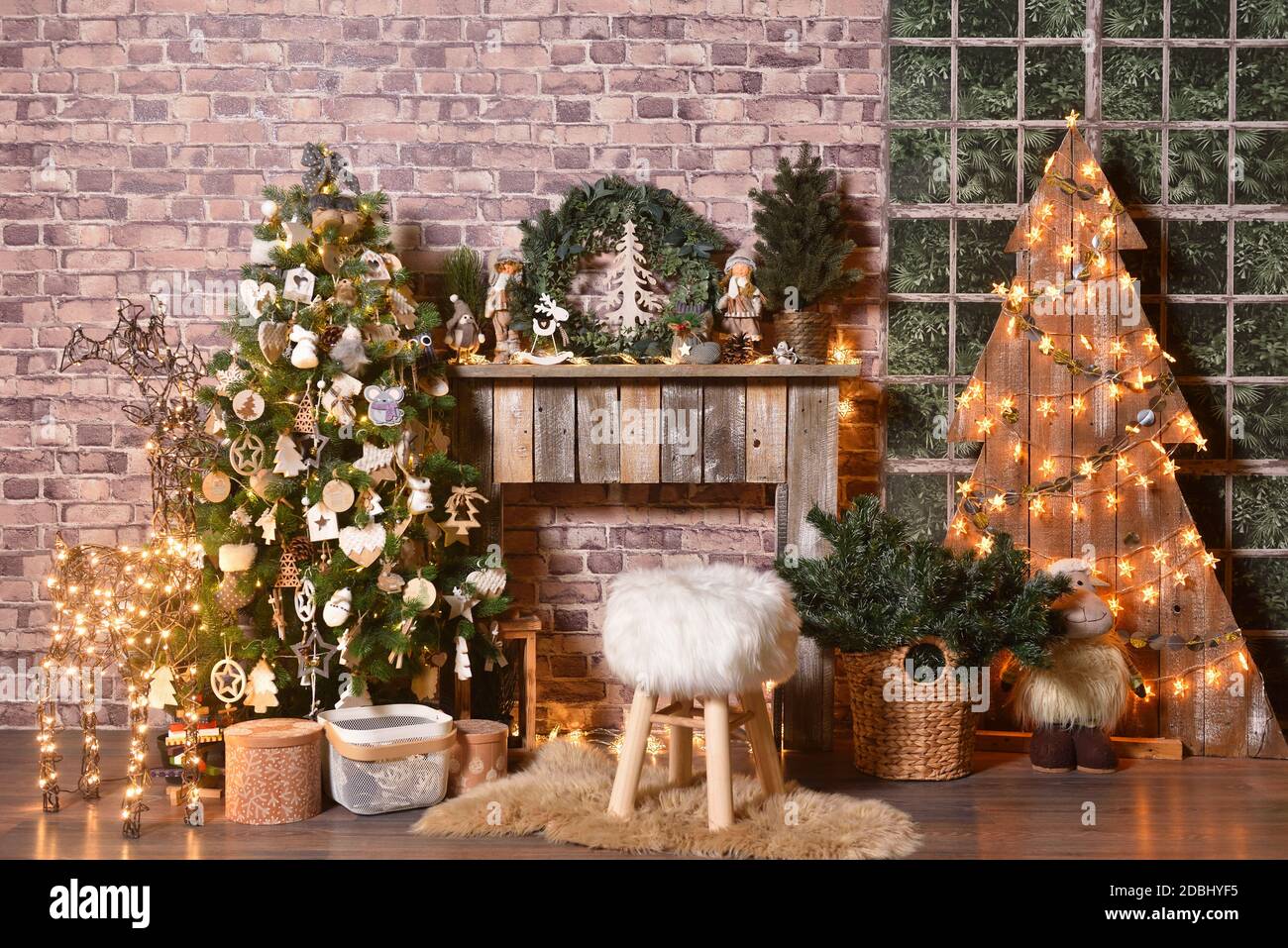 Decorazioni natalizie rustiche con albero di Natale in legno e ghirlande per sala giochi per bambini Foto Stock