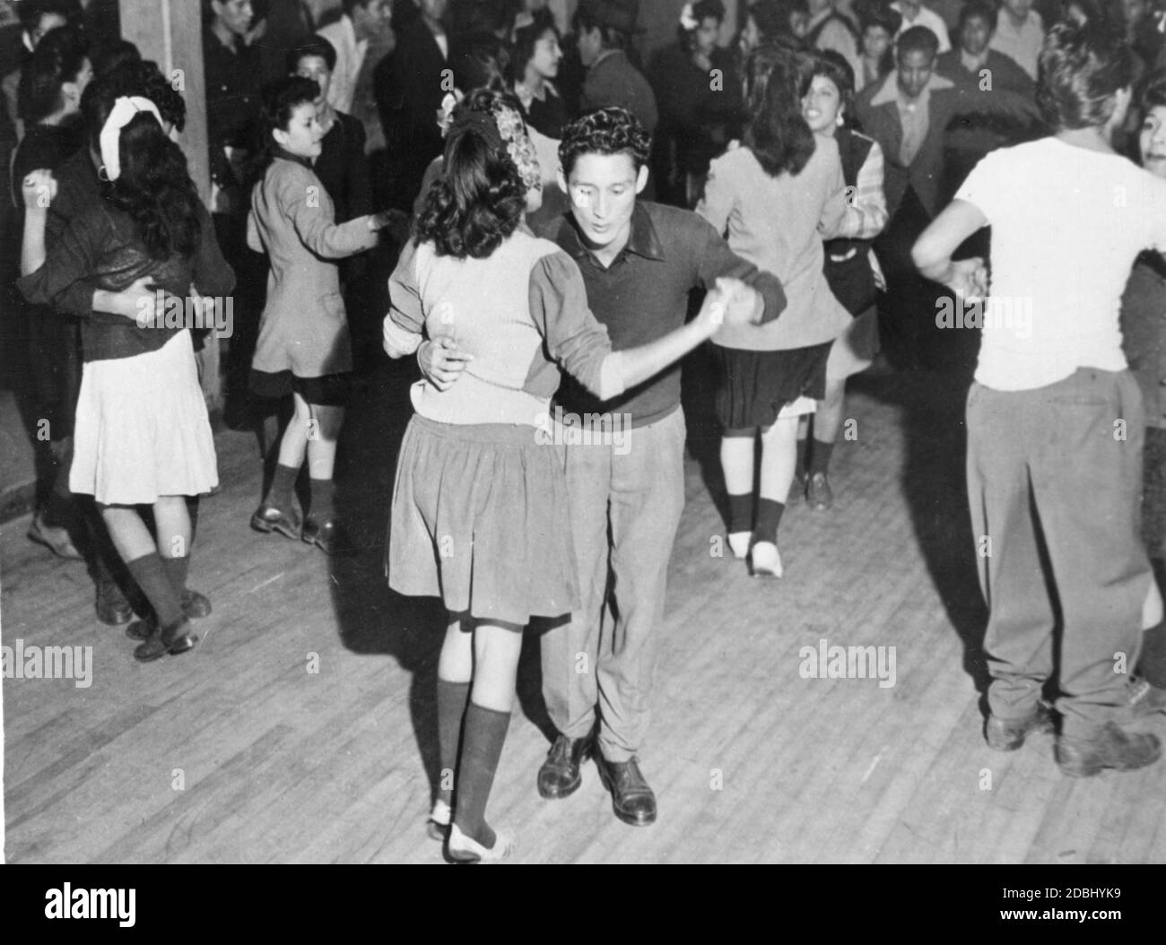 I leader civici di Los Angeles, in un'azione di lotta contro la delinquenza giovanile, hanno convertito un night club abbandonato nel Club Los Pachucos per fornire una ricreazione sana alla folla giovane zoot-Suit. Ma anche mentre si sono battute (come mostrato sopra) all'apertura formale, è scoppiata una nuova esplosione di violenza con attacchi a due Marines, Los Angeles, CA, 11/13/1943. (Foto di United States Information Agency/RBM Vintage Images) Foto Stock