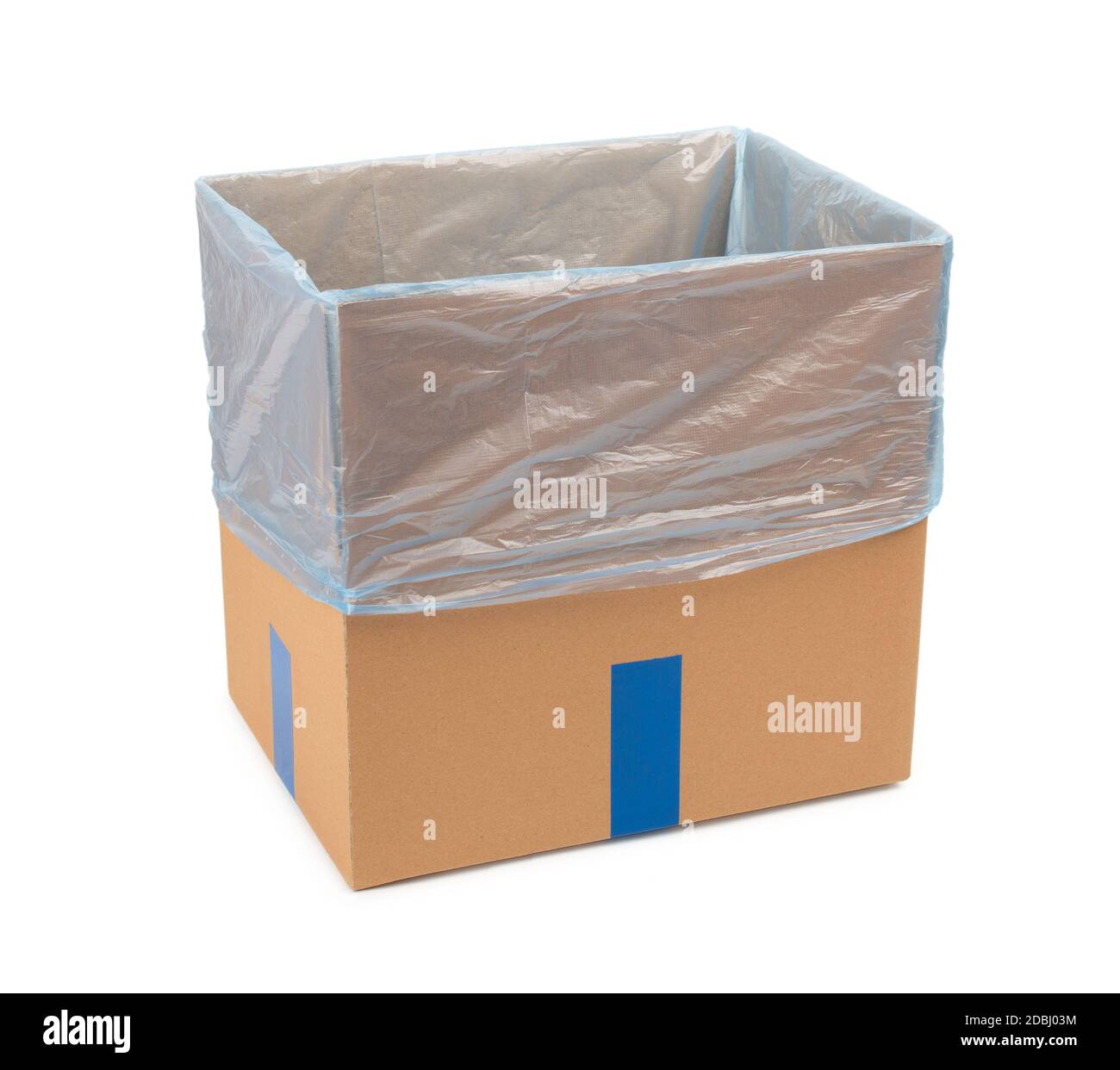 Scatoletta di cartone aperta per il deposito di merci e pacchi per posta con un sacchetto di plastica all'interno. Isolato su sfondo bianco. Foto Stock