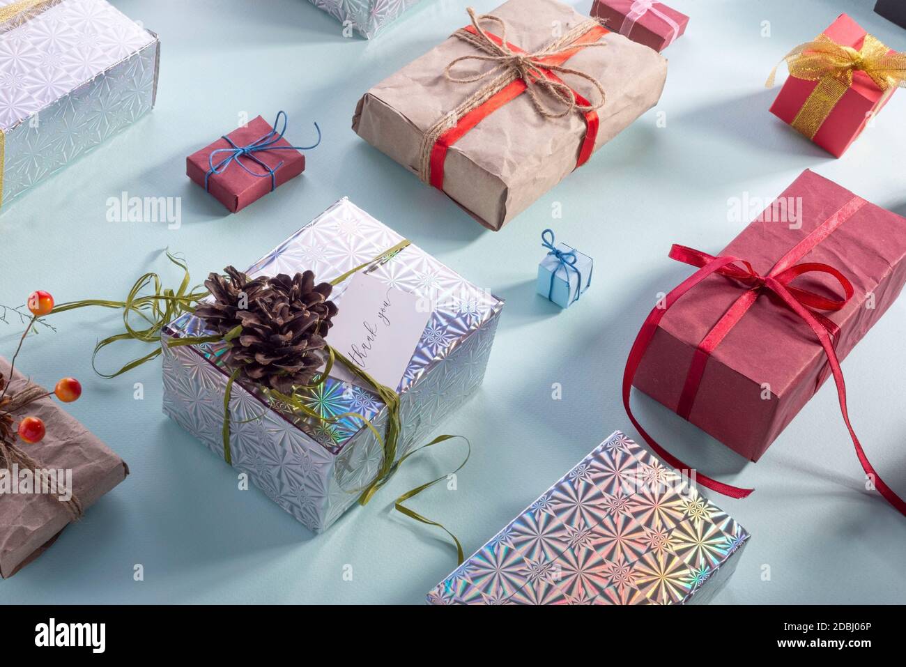 Vista dall'alto, tanti regali di Natale su sfondo blu. New Year flatlay bei regali in confezione d'oro e palline di Natale su sfondo blu Foto Stock
