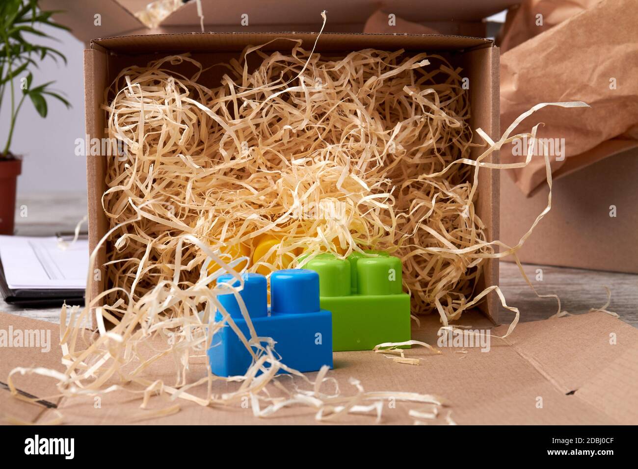 Lego colorato in confezione marrone. Foto Stock