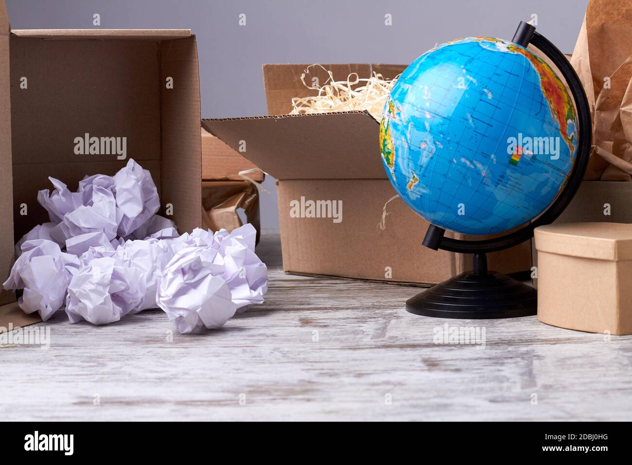 Palle di carta e trucioli di legno riempitivo per la consegna. Foto Stock