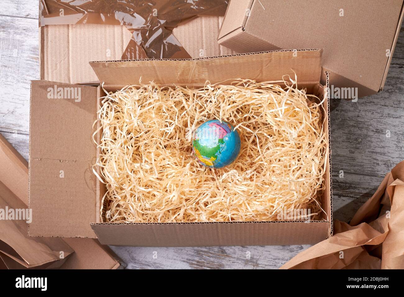 Globo in scatola sul riempitivo di trucioli di legno. Foto Stock