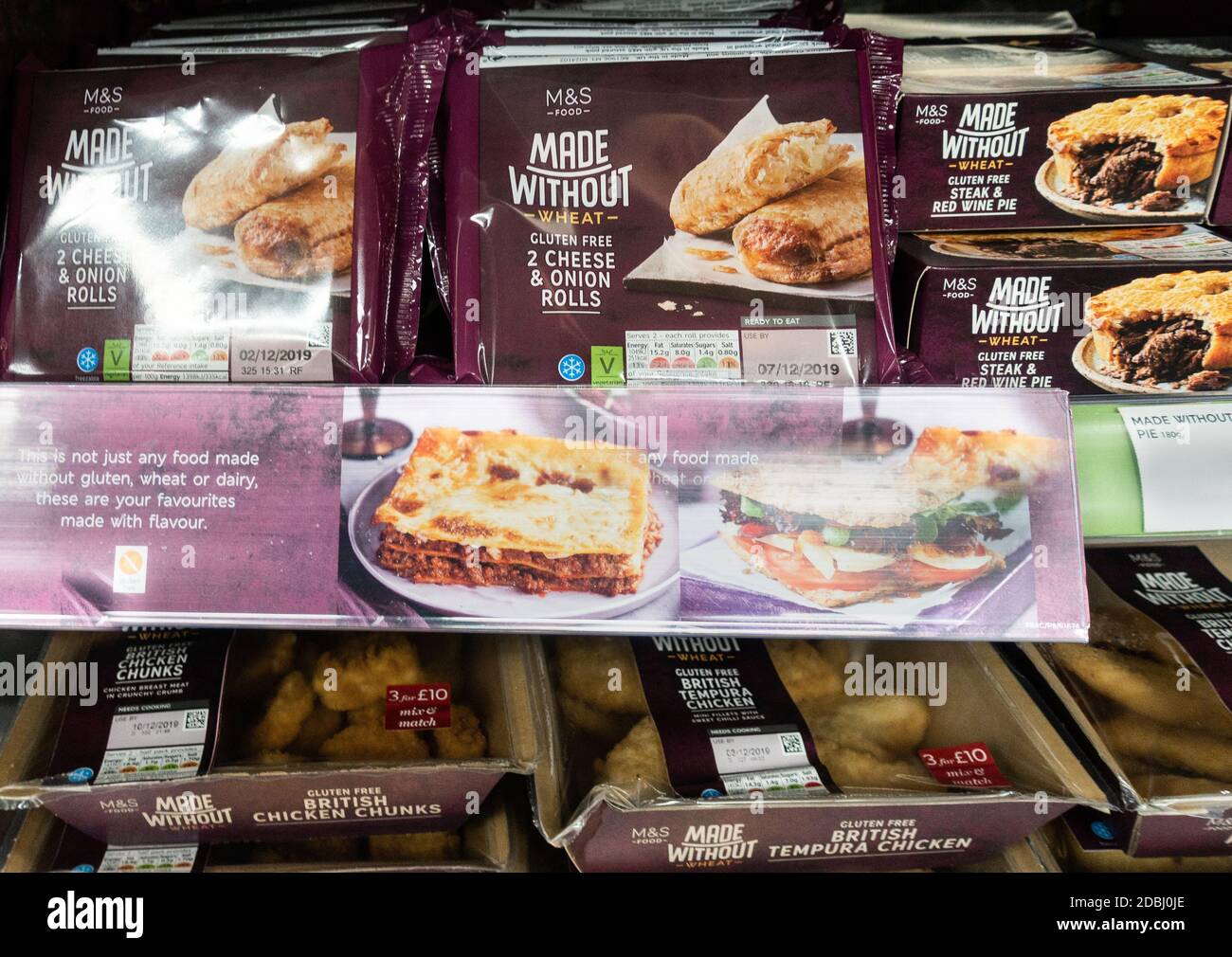 M&S, Marks e Spencer prodotti senza (glutine, frumento e latticini) nel punto vendita di M&S. Foto Stock