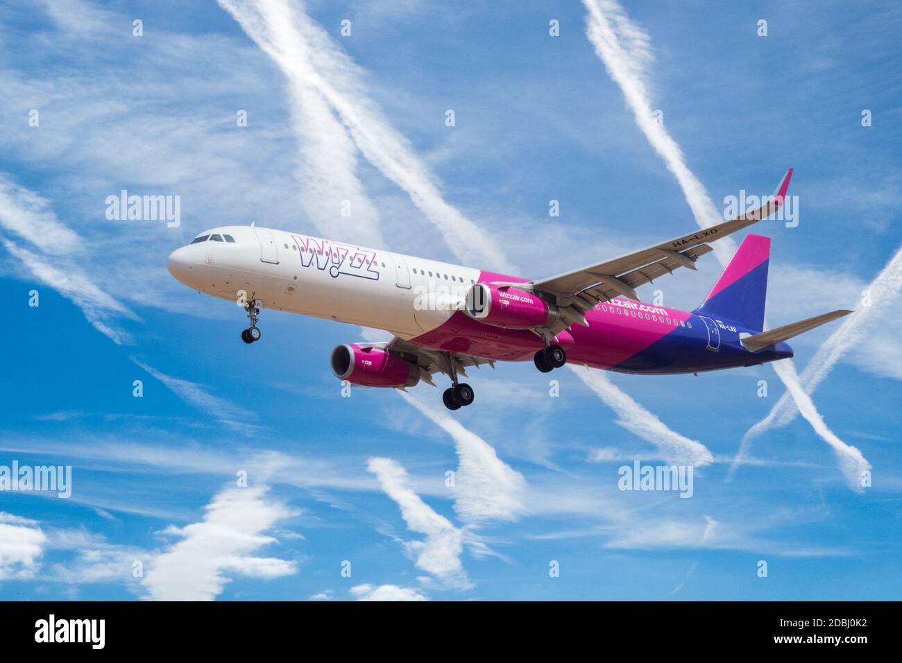 Wizz Air Airbus A321-231 con equipaggiamento di atterraggio in giù che si prepara a atterrare all'aeroporto con contracavi in cielo blu. Foto Stock