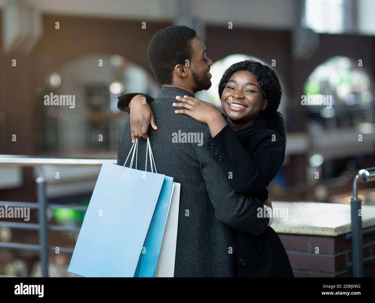 Tempo libero e data romantica della coppia afroamericana a. centro commerciale Foto Stock