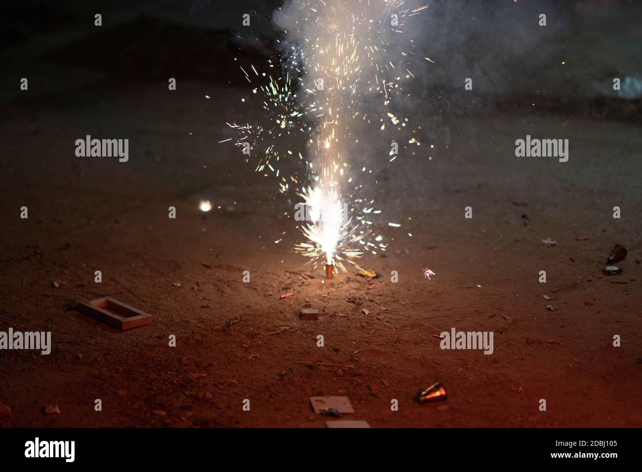incendio di esplosione del cracker su sfondo nero Foto Stock