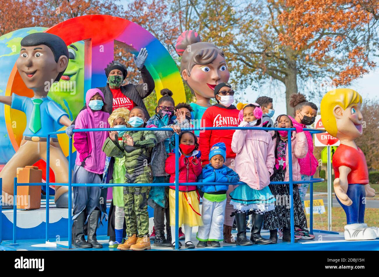 Detroit, Michigan - Bambini in una parata di quartiere sponsorizzata dalla Chiesa Battista Centrale. Foto Stock