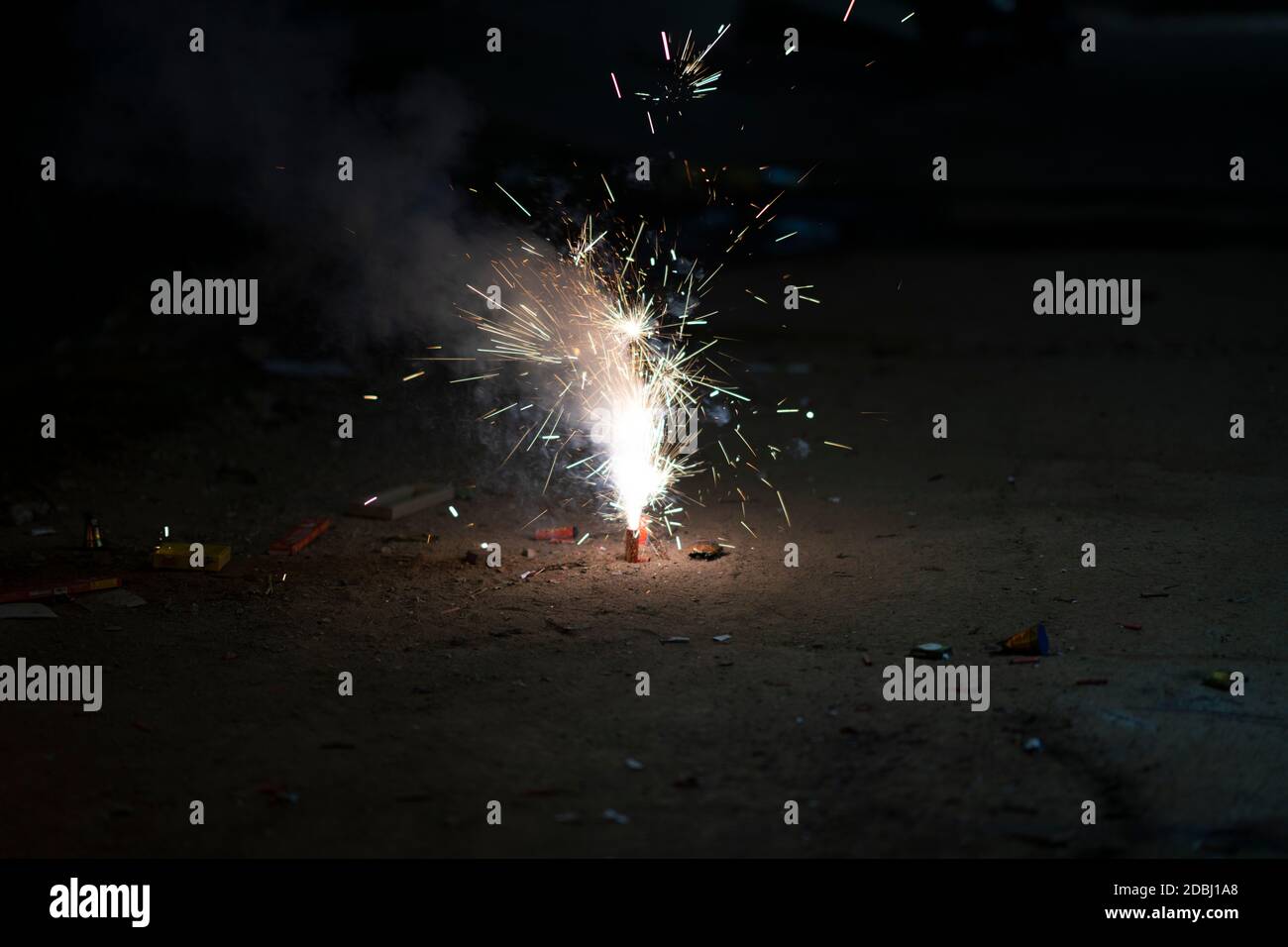 incendio di esplosione del cracker su sfondo nero Foto Stock