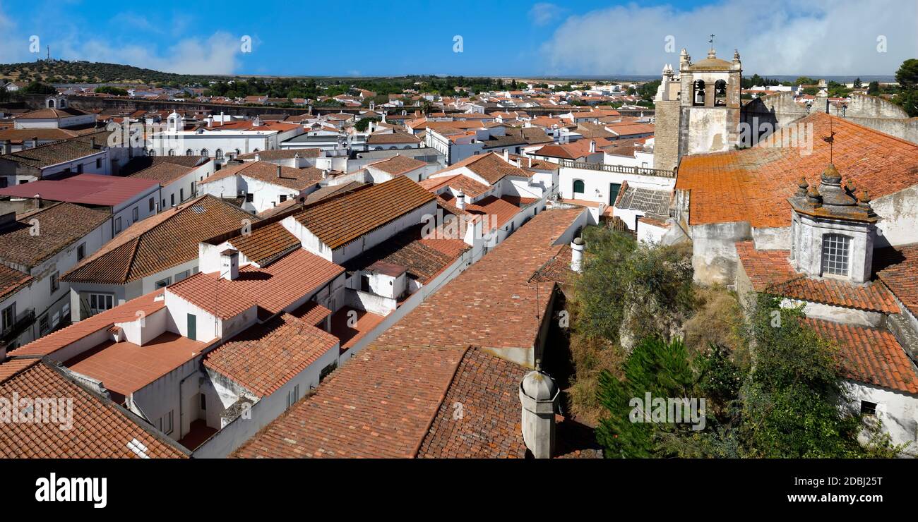 Vista sulla città di Serpa e sulla chiesa di Santa Maria, Serpa, Alentejo, Portogallo, Europa Foto Stock