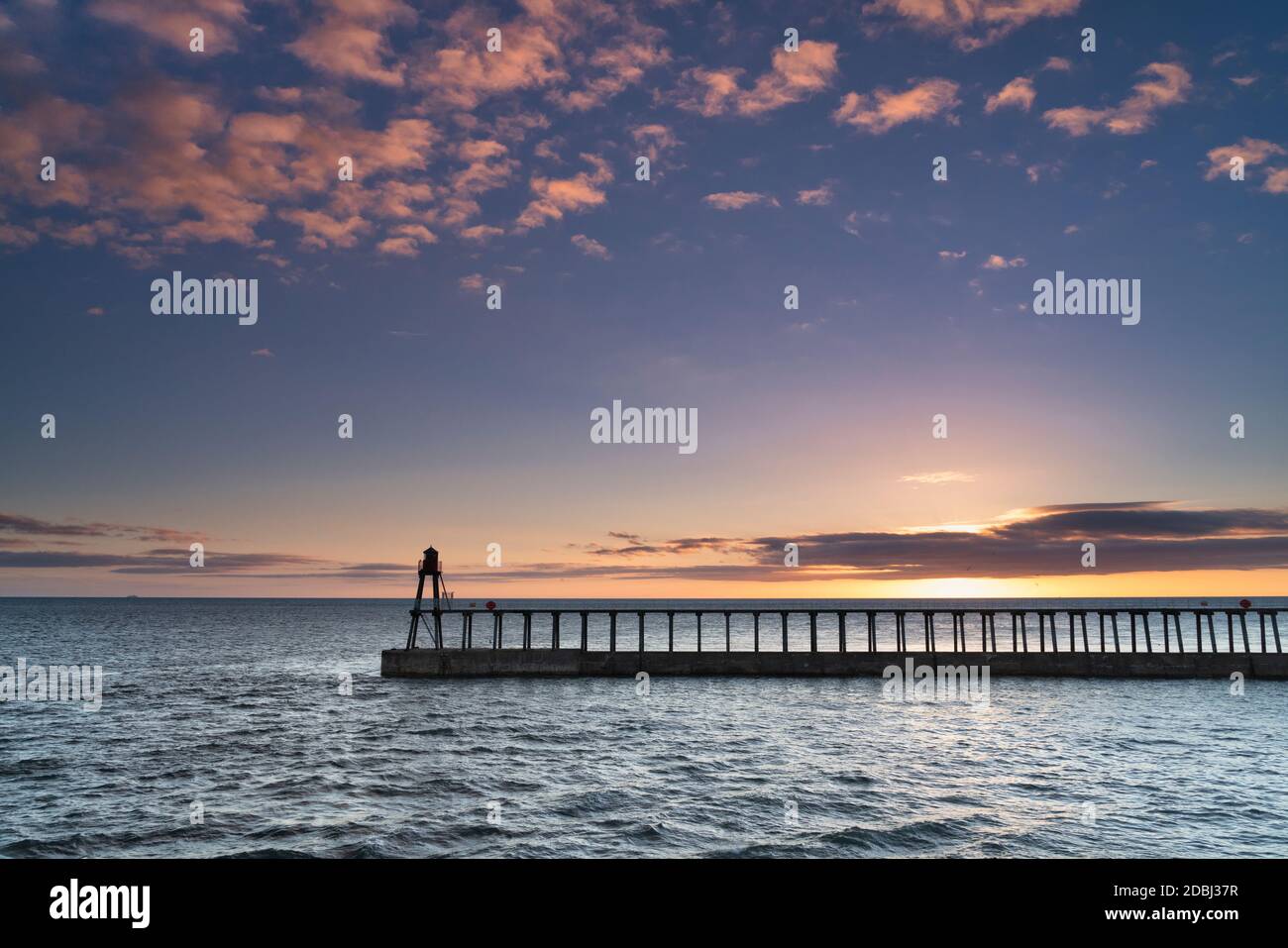 Alba sul Mare del Nord e Whitby porto e moli in tarda estate, Whitby, North Yorkshire, Inghilterra, Regno Unito, Europa Foto Stock