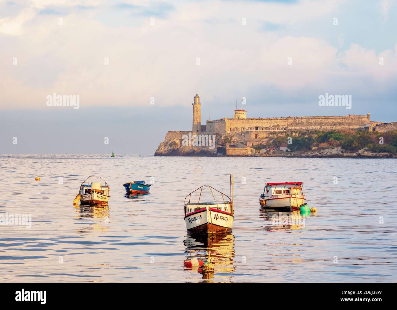 Barche da pesca e il Castello di El Morro all'alba, l'Avana, la provincia di la Habana, Cuba, Indie Occidentali, America Centrale Foto Stock