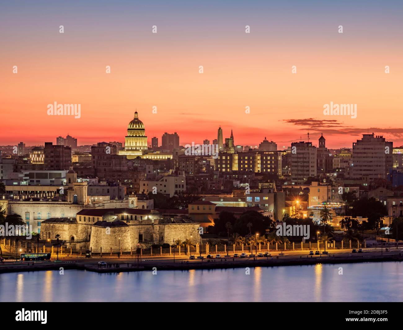 Vista sul Castello della forza reale (Castillo de la Real Fuerza) e Habana Vieja al tramonto, UNESCO, l'Avana, la provincia di Habana, Cuba Foto Stock