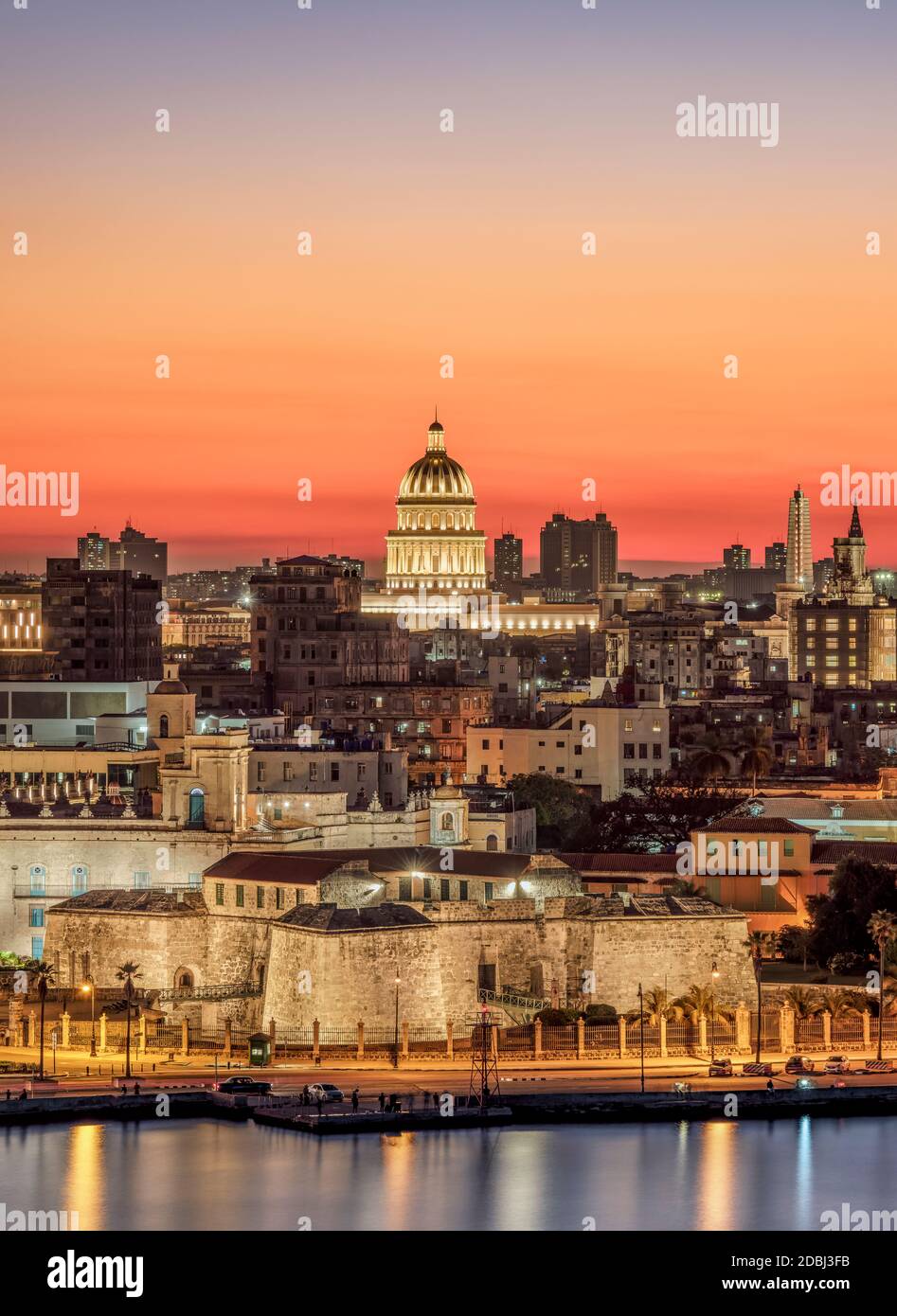 Vista sul Castello della forza reale (Castillo de la Real Fuerza) e Habana Vieja al tramonto, UNESCO, l'Avana, la provincia di Habana, Cuba Foto Stock