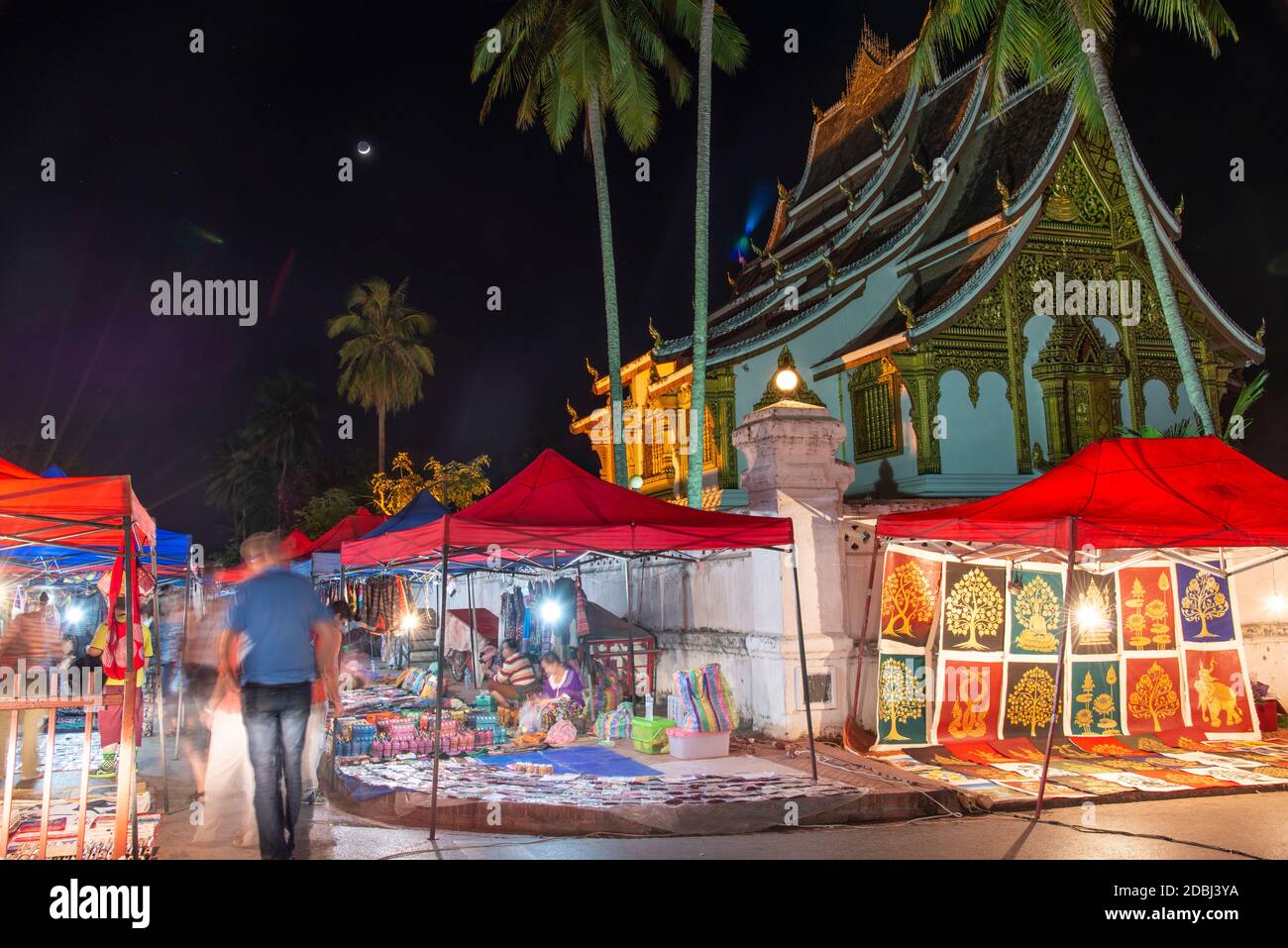 Mercato notturno fuori dal Palazzo reale a Luang Prabang, Laos, Indocina, Sud-est asiatico, Asia Foto Stock