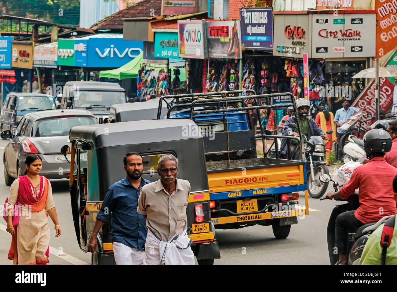 Trafficata strada principale a Kalpetta, la trafficata città del tè, del caffè e del turismo nel pittoresco distretto di Wayanad, Kalpetta, Wayanad, Kerala, India, Asia Foto Stock