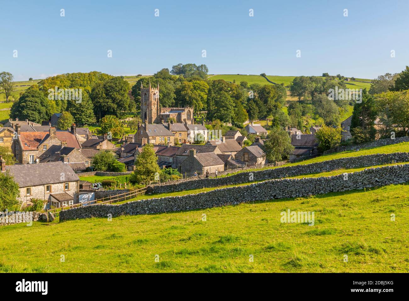 Vista della chiesa del villaggio, cottage e muri in pietra a secco, Hartington, Peak District National Park, Derbyshire, Inghilterra, Regno Unito, Europa Foto Stock