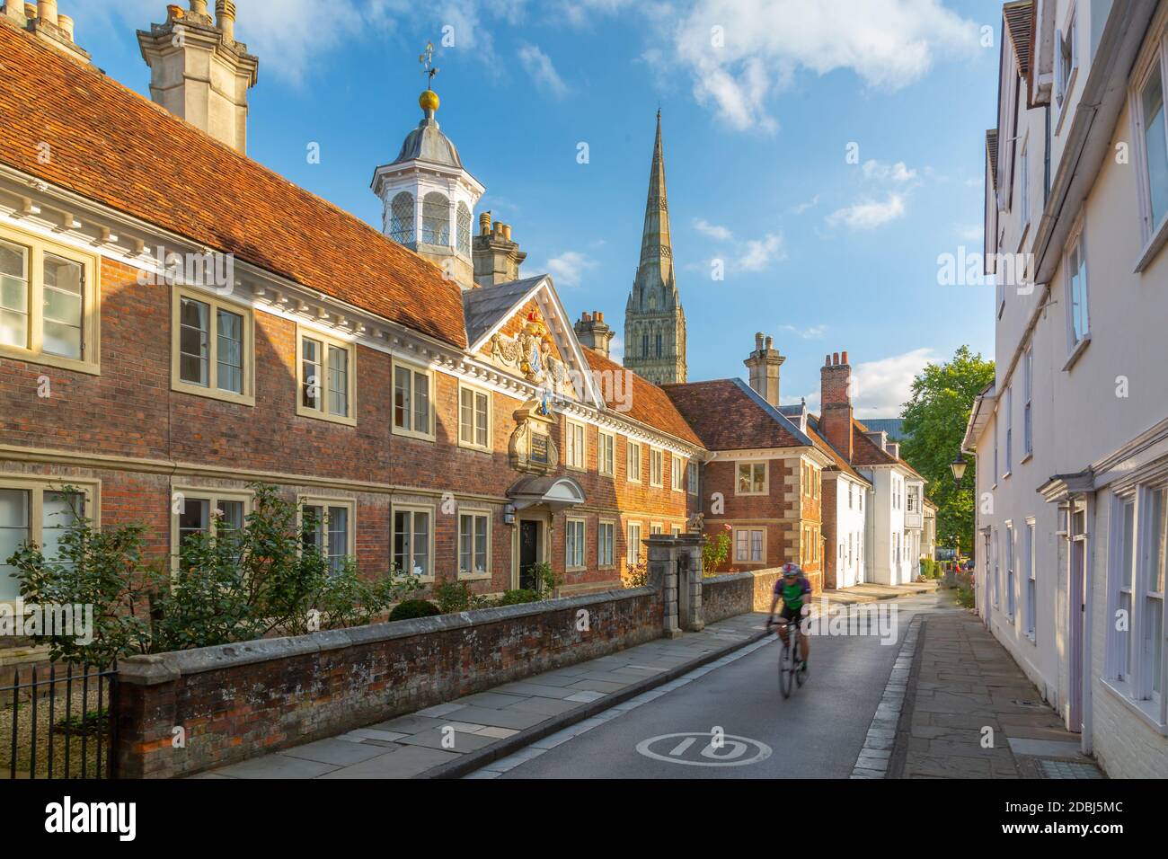 Vista di High Street e Salisbury Cathedral sullo sfondo, Salisbury, Wiltshire, Inghilterra, Regno Unito, Europa Foto Stock