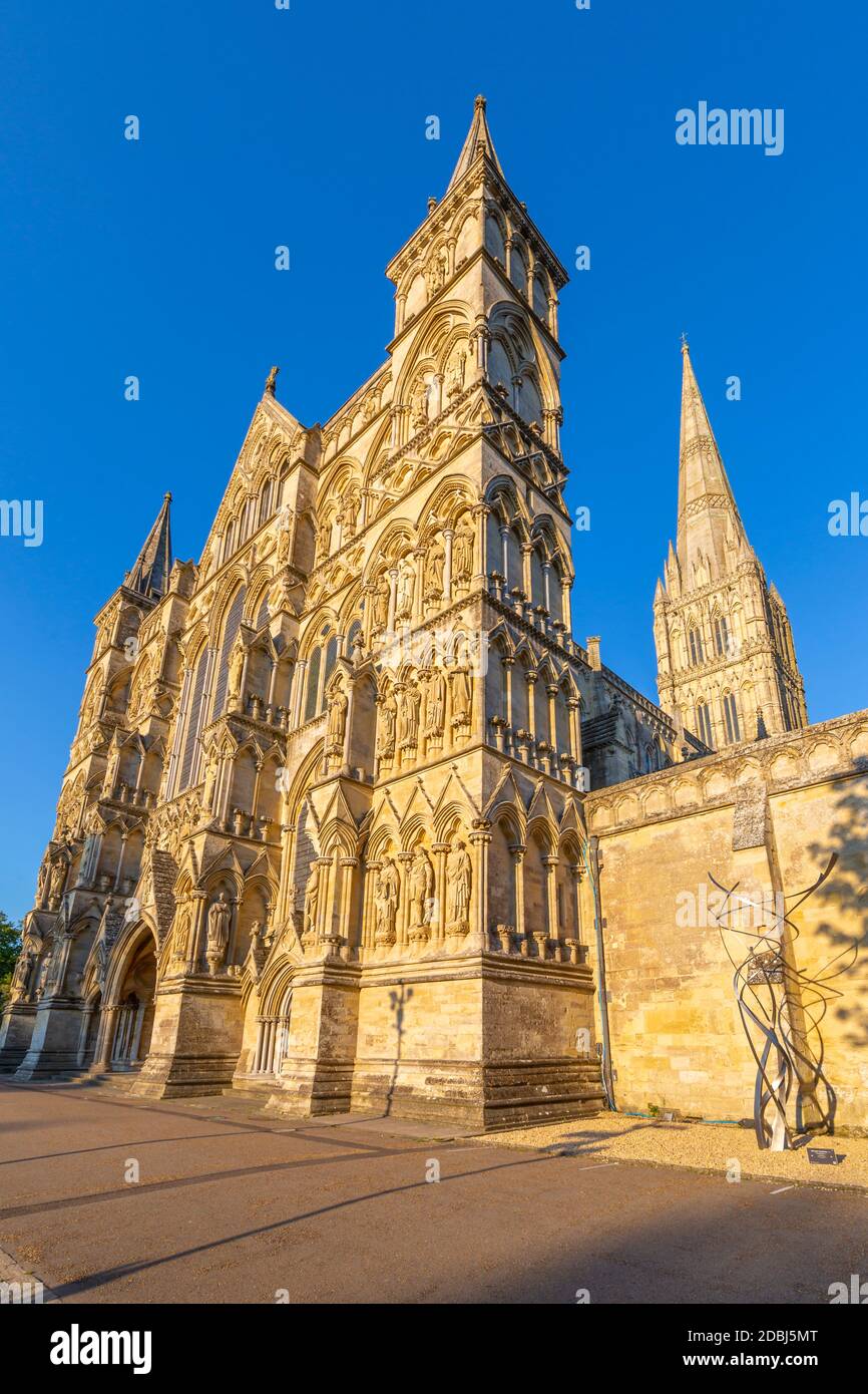 Vista della Cattedrale di Salisbury contro il cielo azzurro, Salisbury, Wiltshire, Inghilterra, Regno Unito, Europa Foto Stock