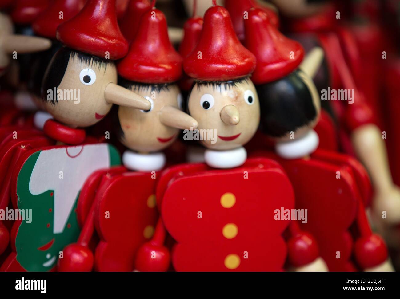Legno verniciato marionette bambole della figura di Pinocchio Foto Stock