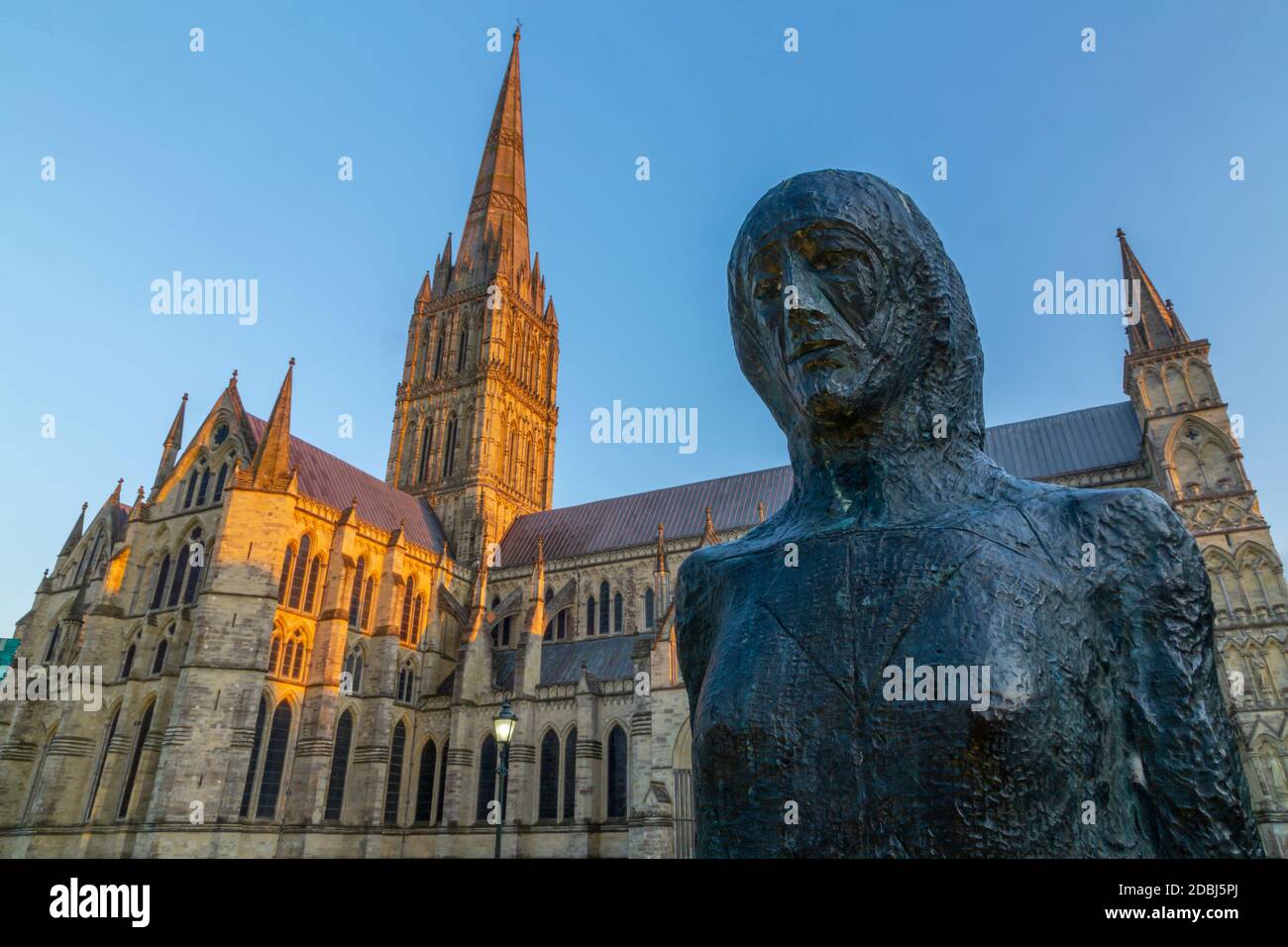 Veduta della Cattedrale di Salisbury e della statua al tramonto, Salisbury, Wiltshire, Inghilterra, Regno Unito, Europa Foto Stock