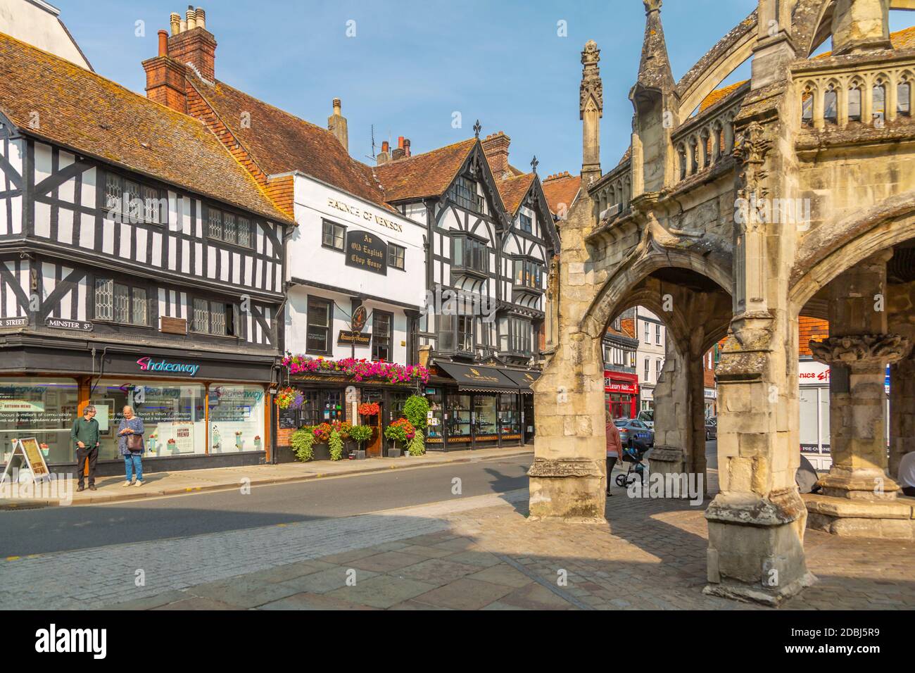 Vista di Poultry Cross e Minster Street, Salisbury, Wiltshire, Inghilterra, Regno Unito, Europa Foto Stock